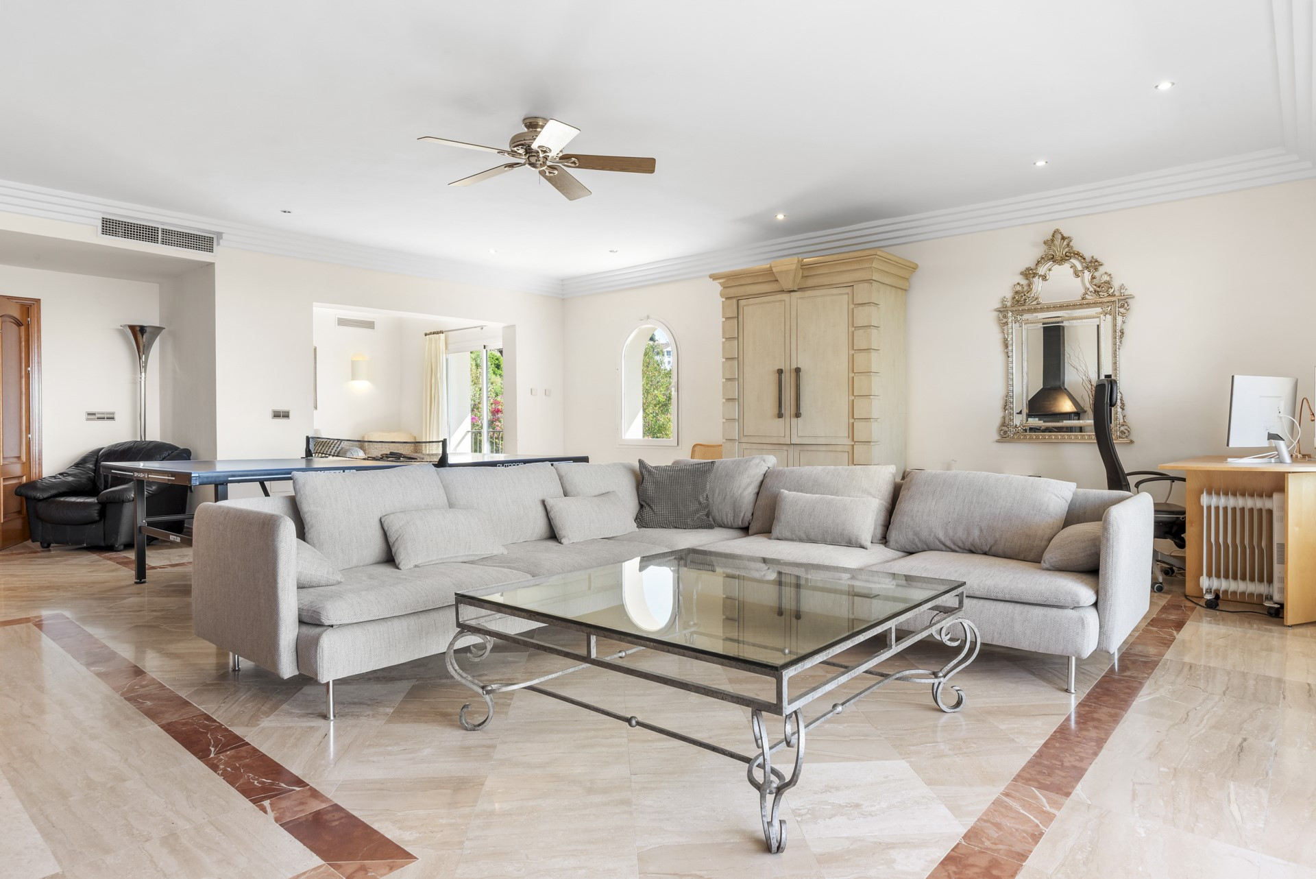 South-facing luxury villa in El Capitan with panoramic sea views