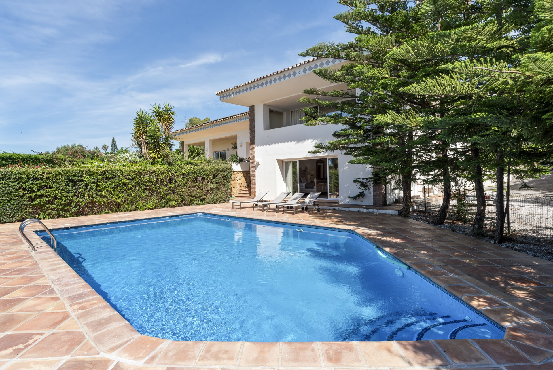South-facing luxury villa in El Capitan with panoramic sea views