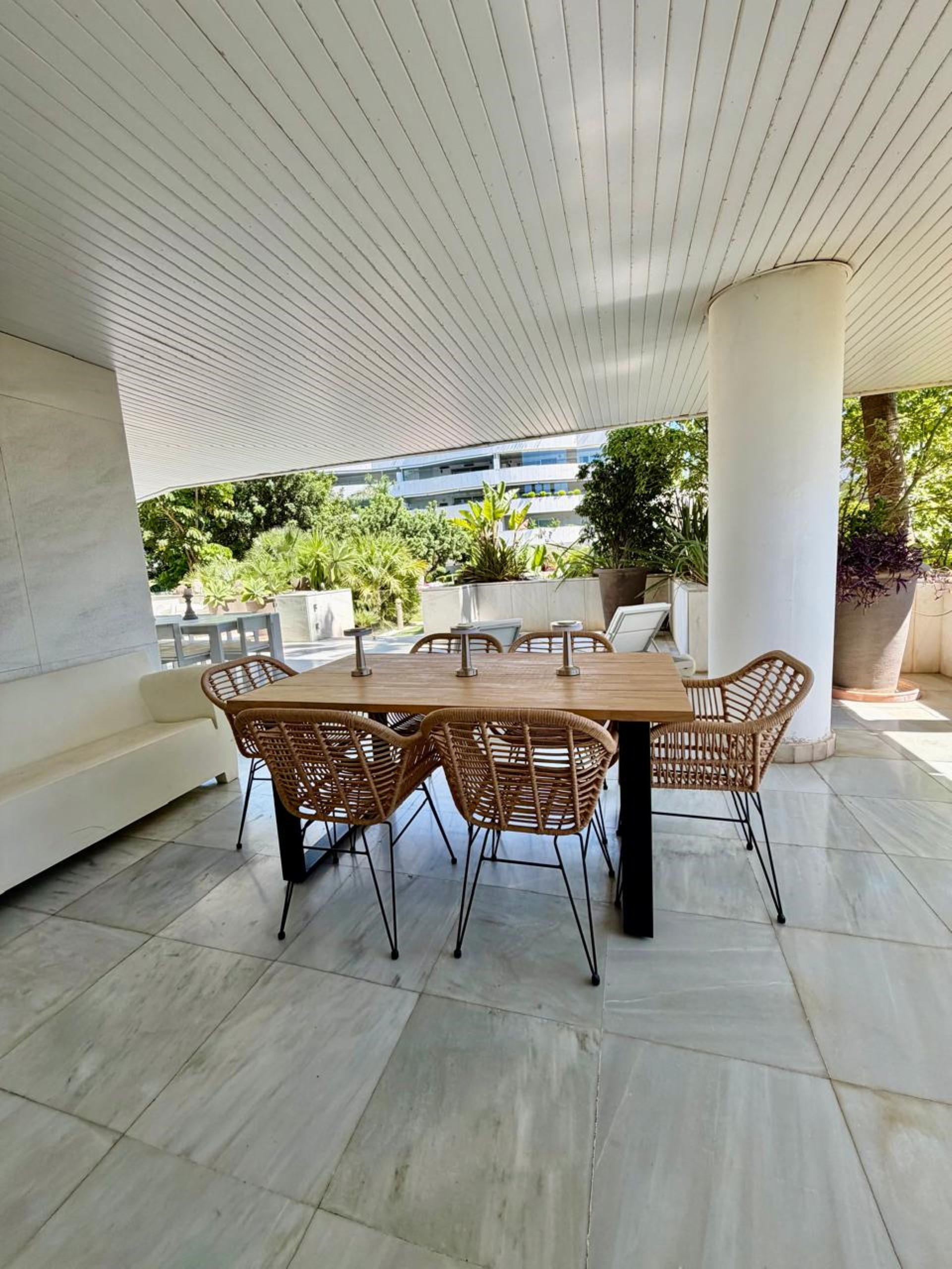 Elegante apartamento de 3 dormitorios en planta baja en El Embrujo Banús