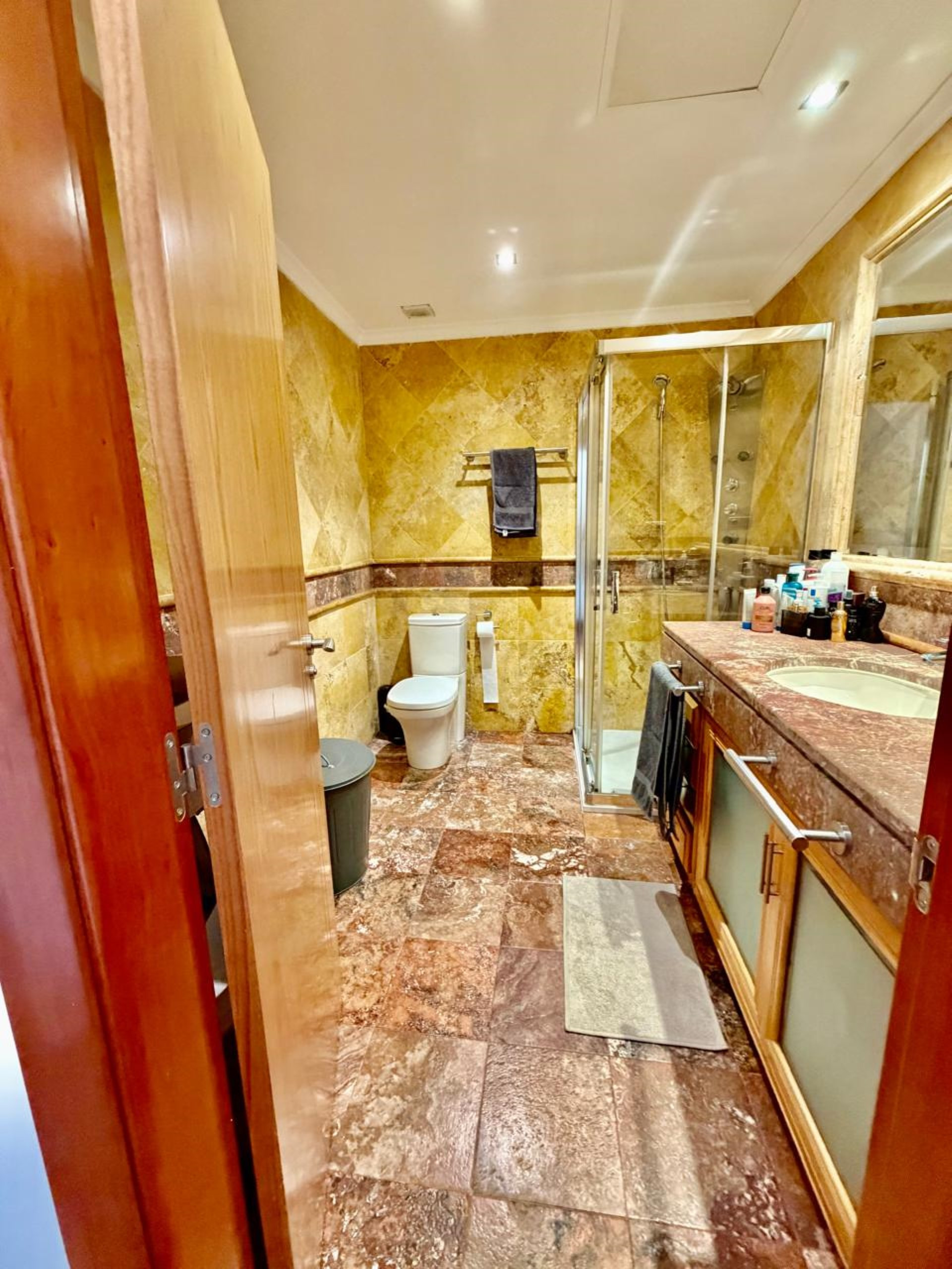 Elegante apartamento de 3 dormitorios en planta baja en El Embrujo Banús