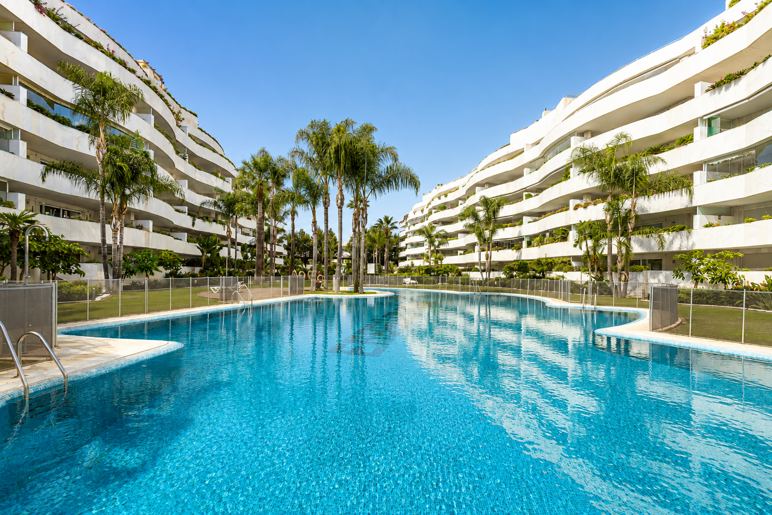 Elegante apartamento de 3 dormitorios en planta baja en El Embrujo Banús