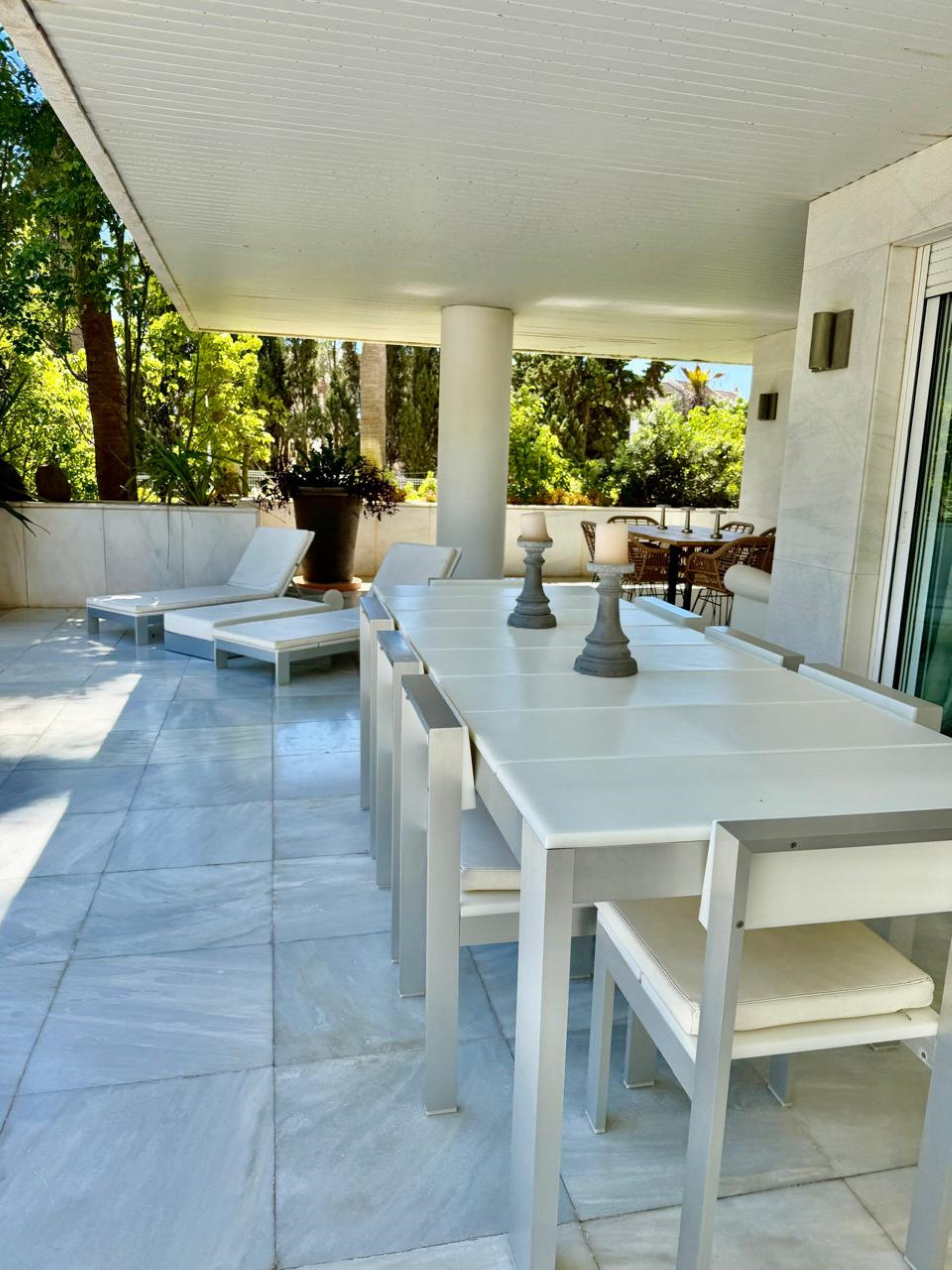 Elegante apartamento de 3 dormitorios en planta baja en El Embrujo Banús