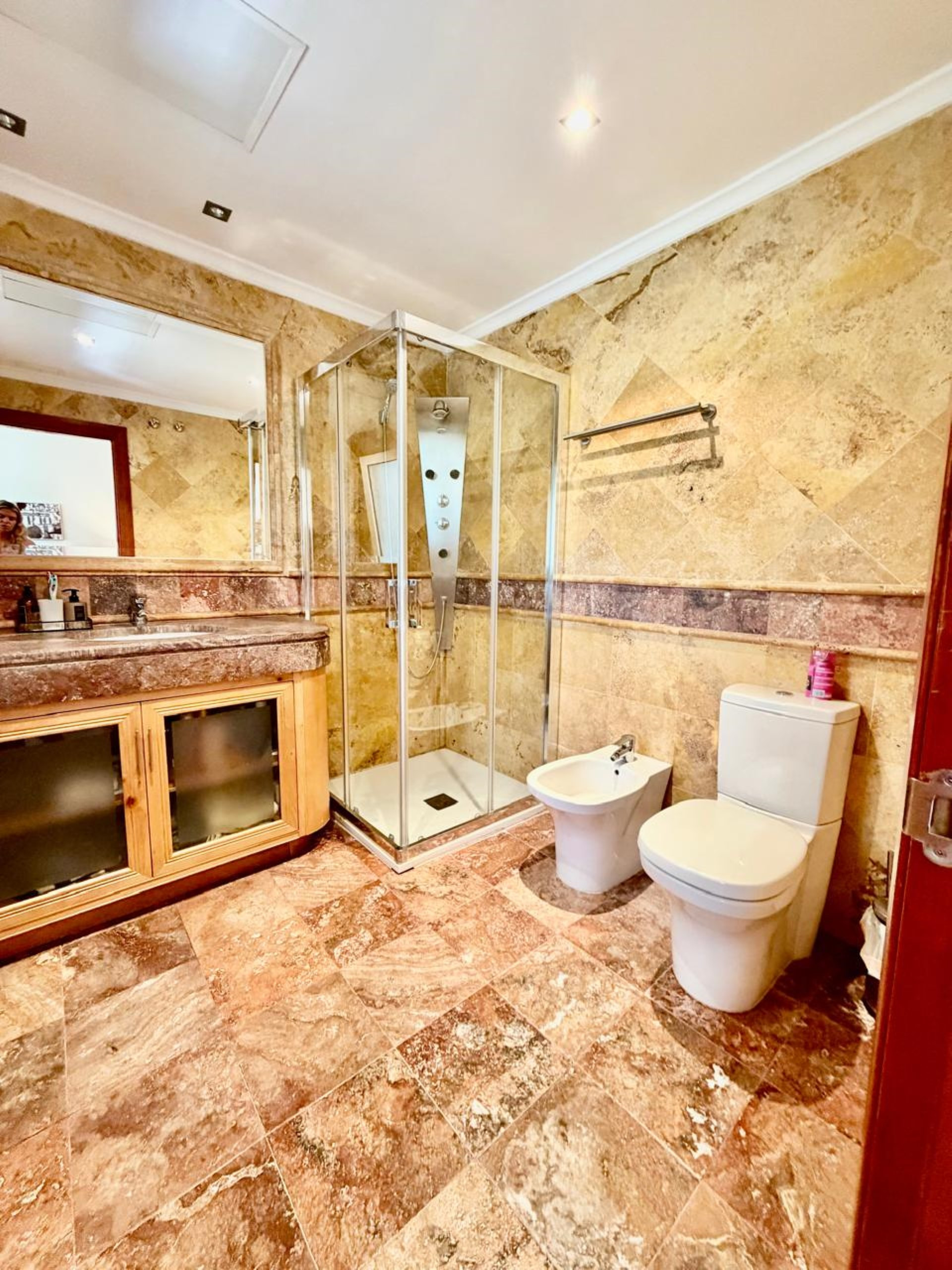 Elegante apartamento de 3 dormitorios en planta baja en El Embrujo Banús