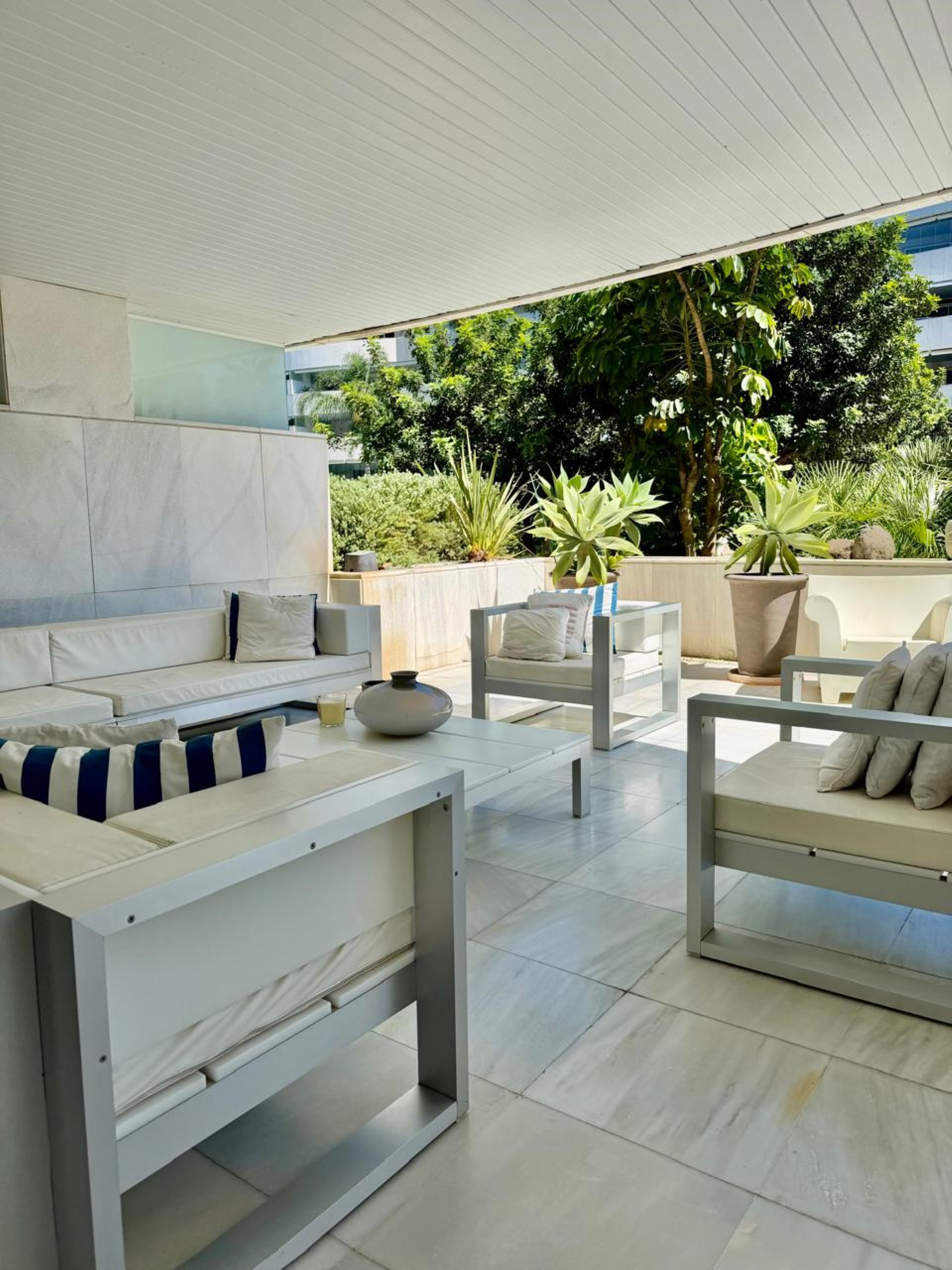 Elegante apartamento de 3 dormitorios en planta baja en El Embrujo Banús