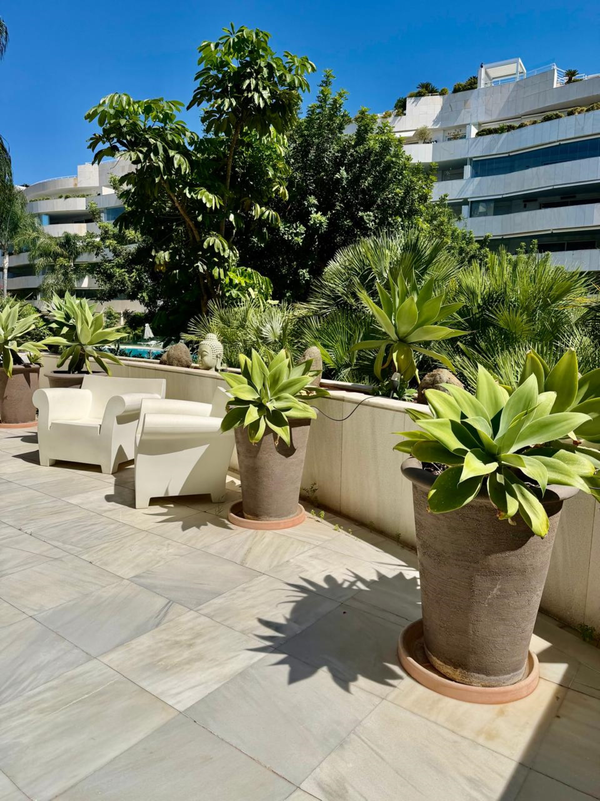 Elegante apartamento de 3 dormitorios en planta baja en El Embrujo Banús