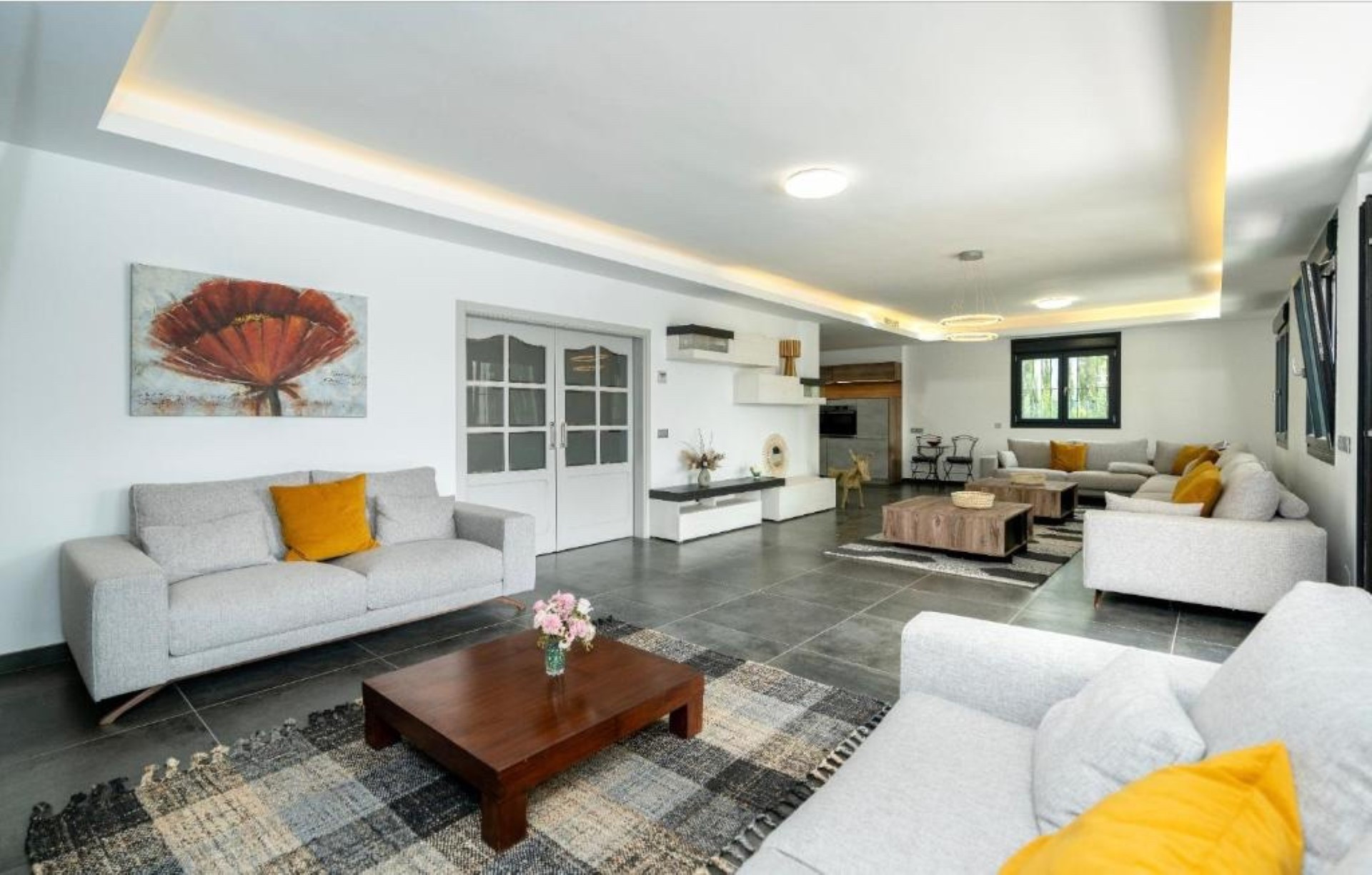 Villa contemporánea de 6 dormitorios con piscina de agua salada en Aloha, Nueva Andalucía