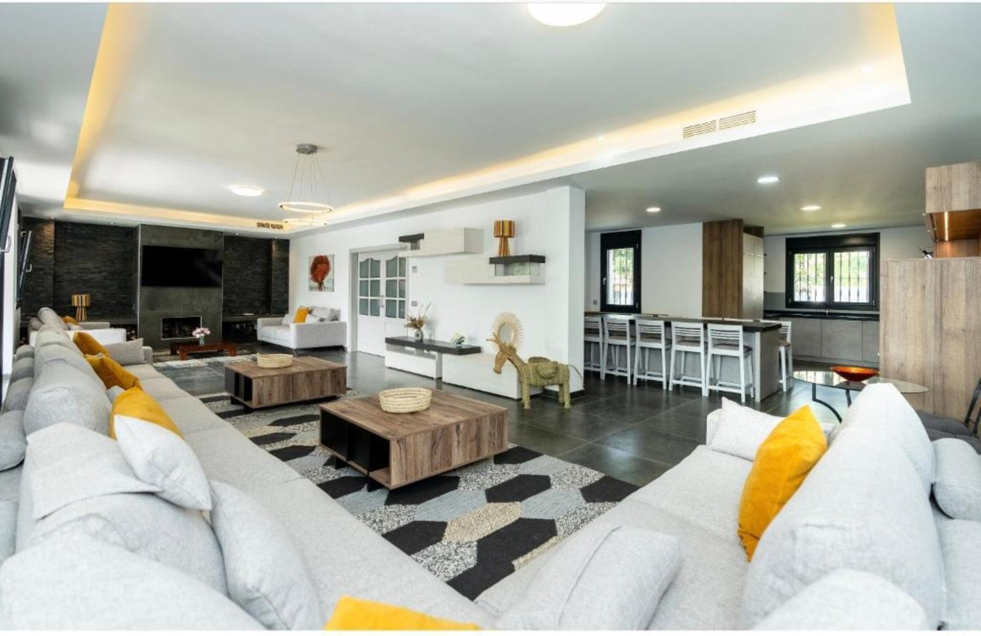 Villa contemporánea de 6 dormitorios con piscina de agua salada en Aloha, Nueva Andalucía