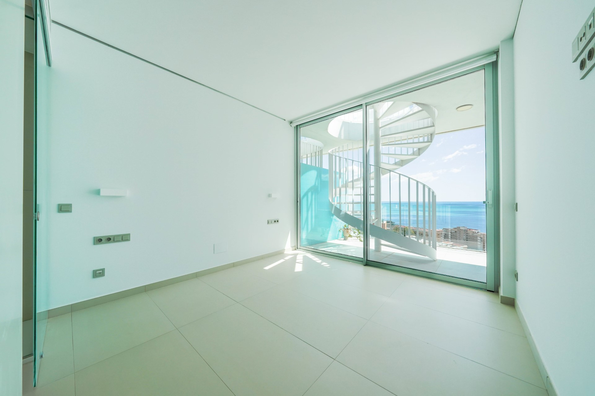 Penthouse in El Higuerón with a large private terrace and sea views.