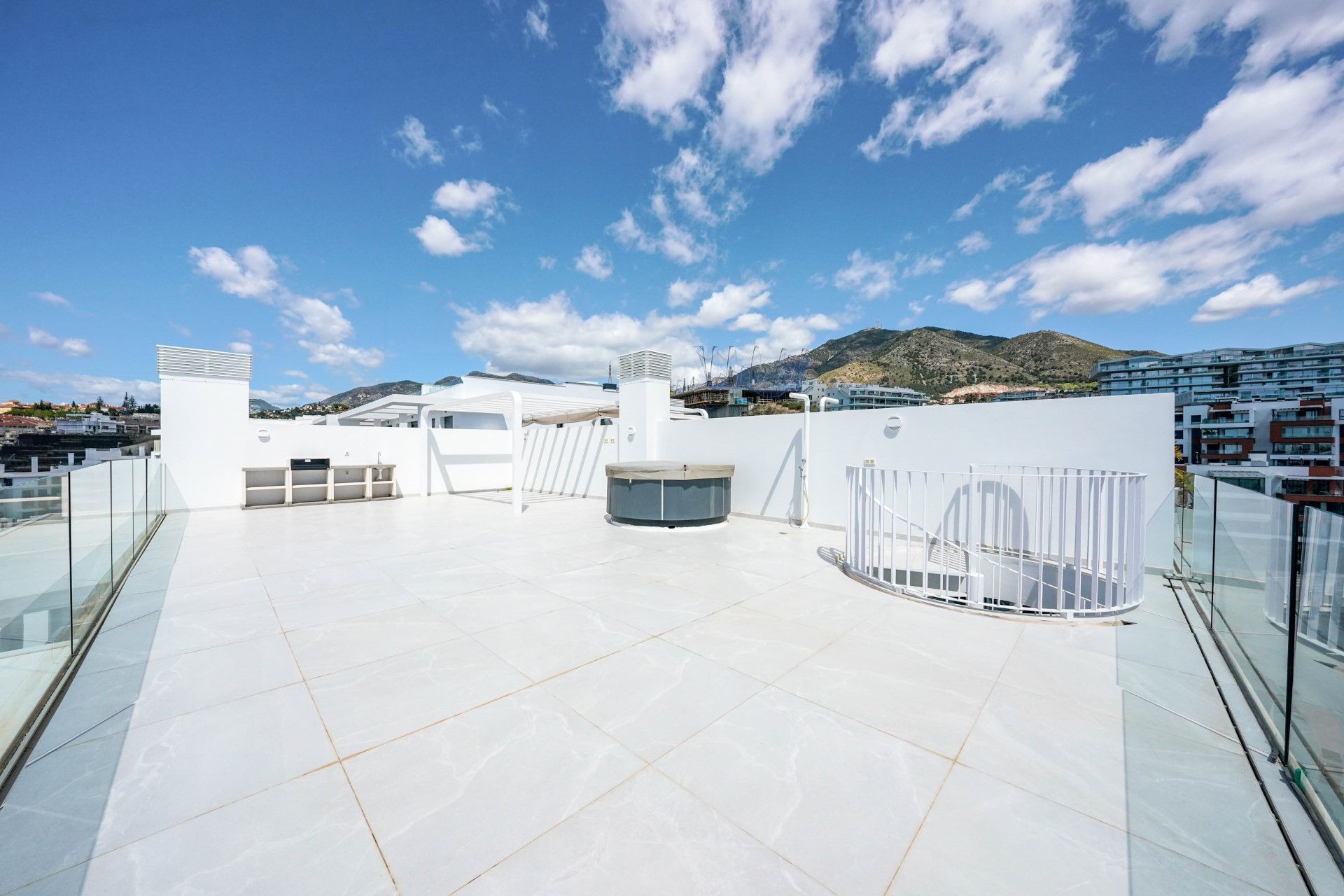 Penthouse in El Higuerón with a large private terrace and sea views.
