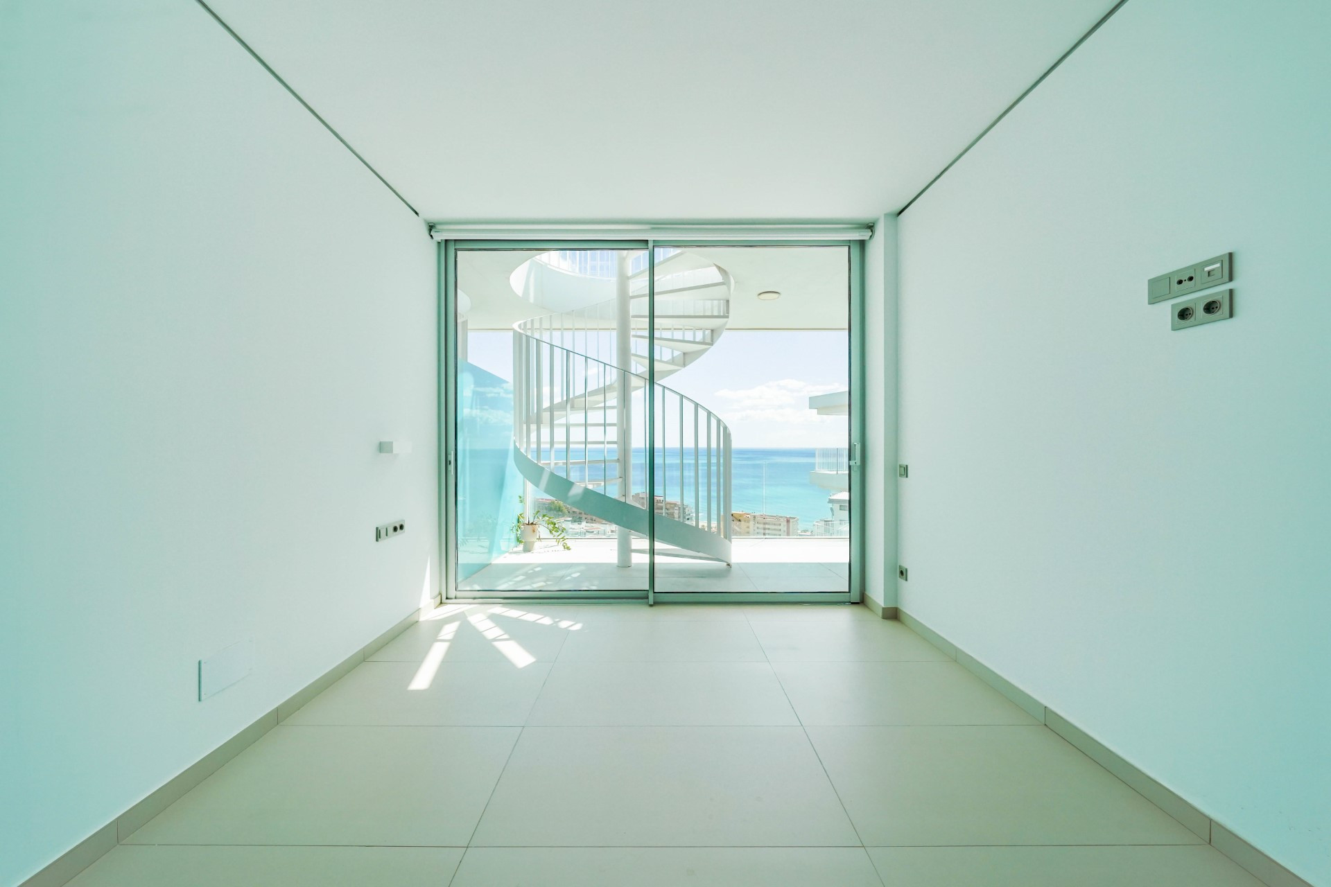 Penthouse in El Higuerón with a large private terrace and sea views.