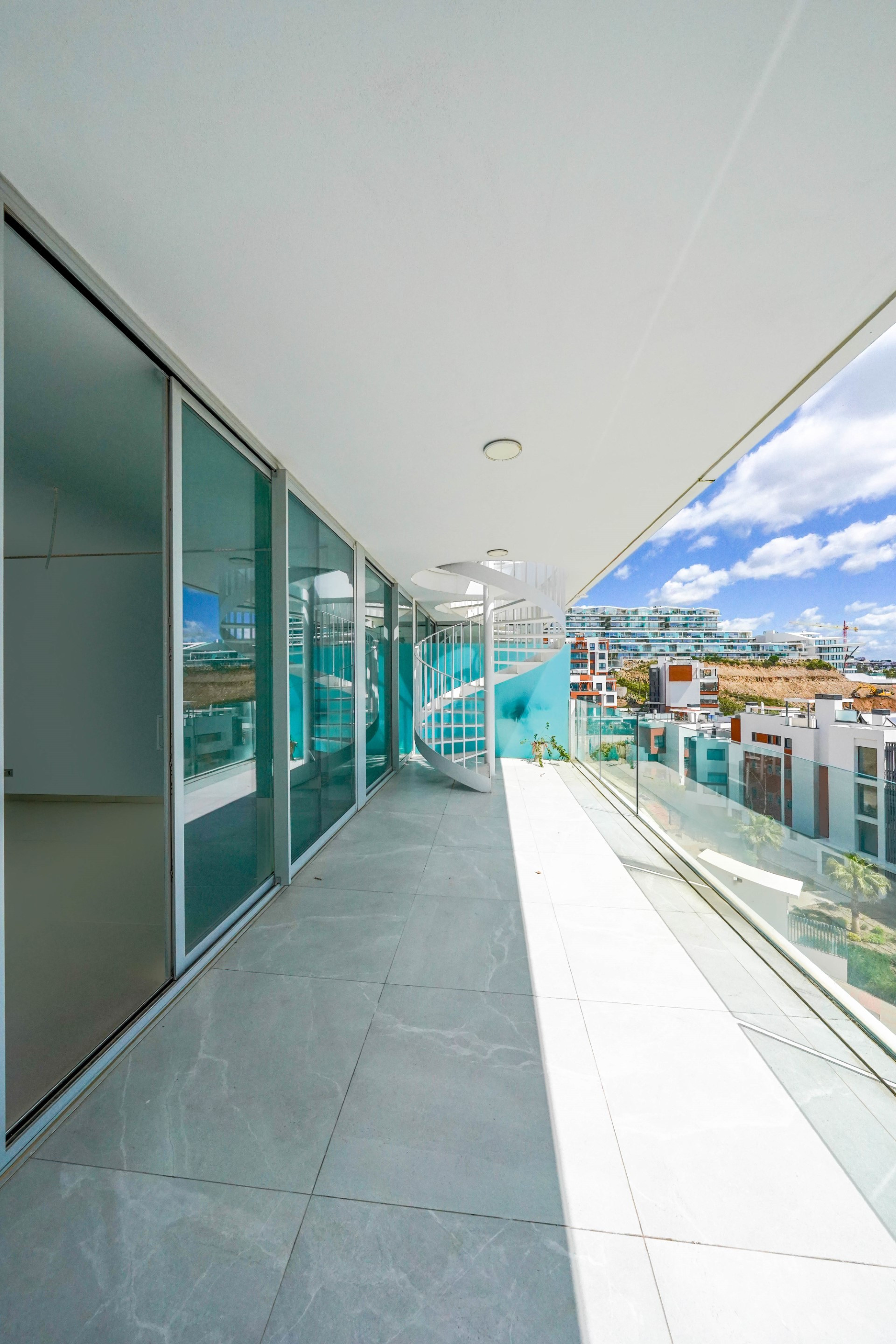 Penthouse in El Higuerón with a large private terrace and sea views.