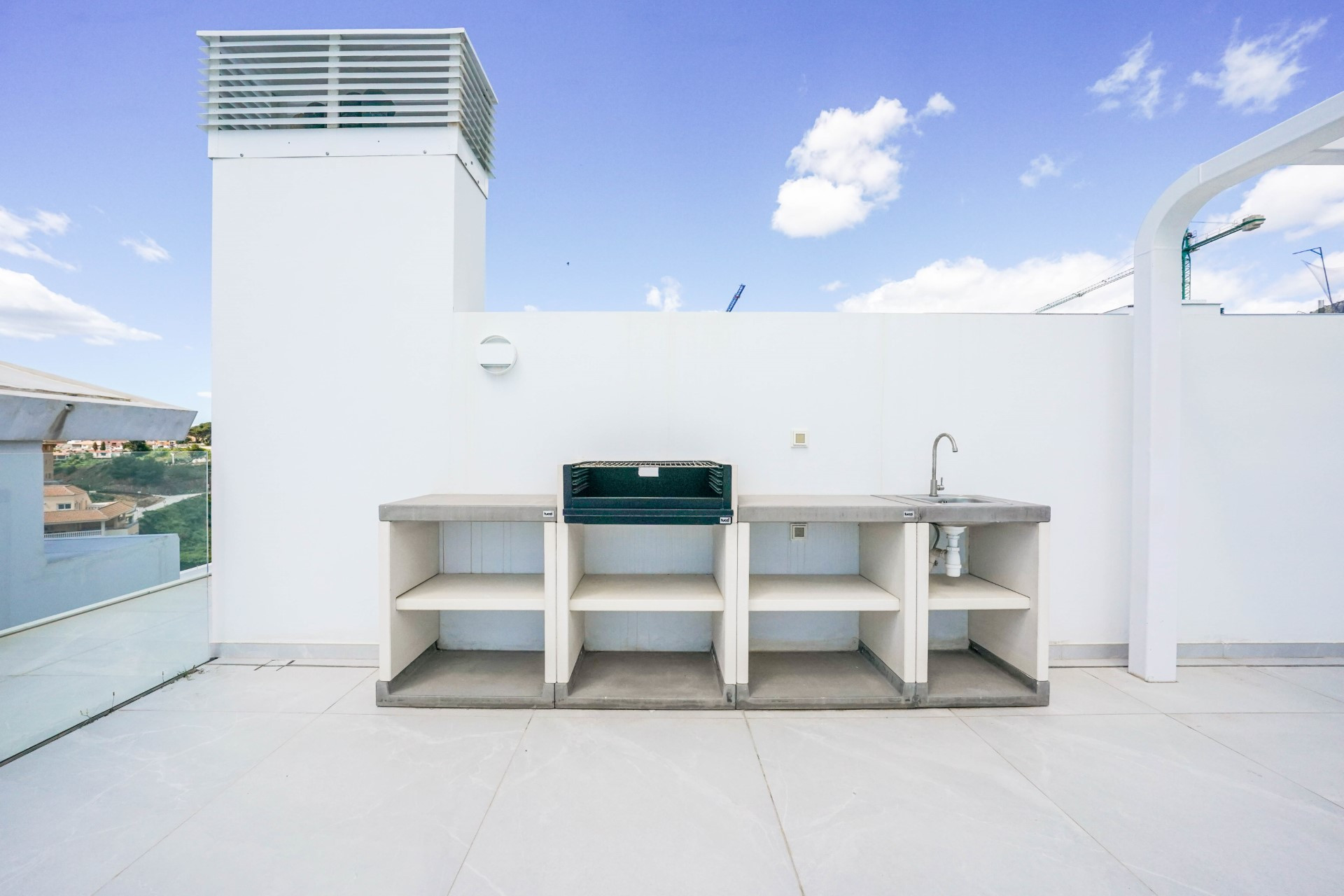 Penthouse in El Higuerón with a large private terrace and sea views.
