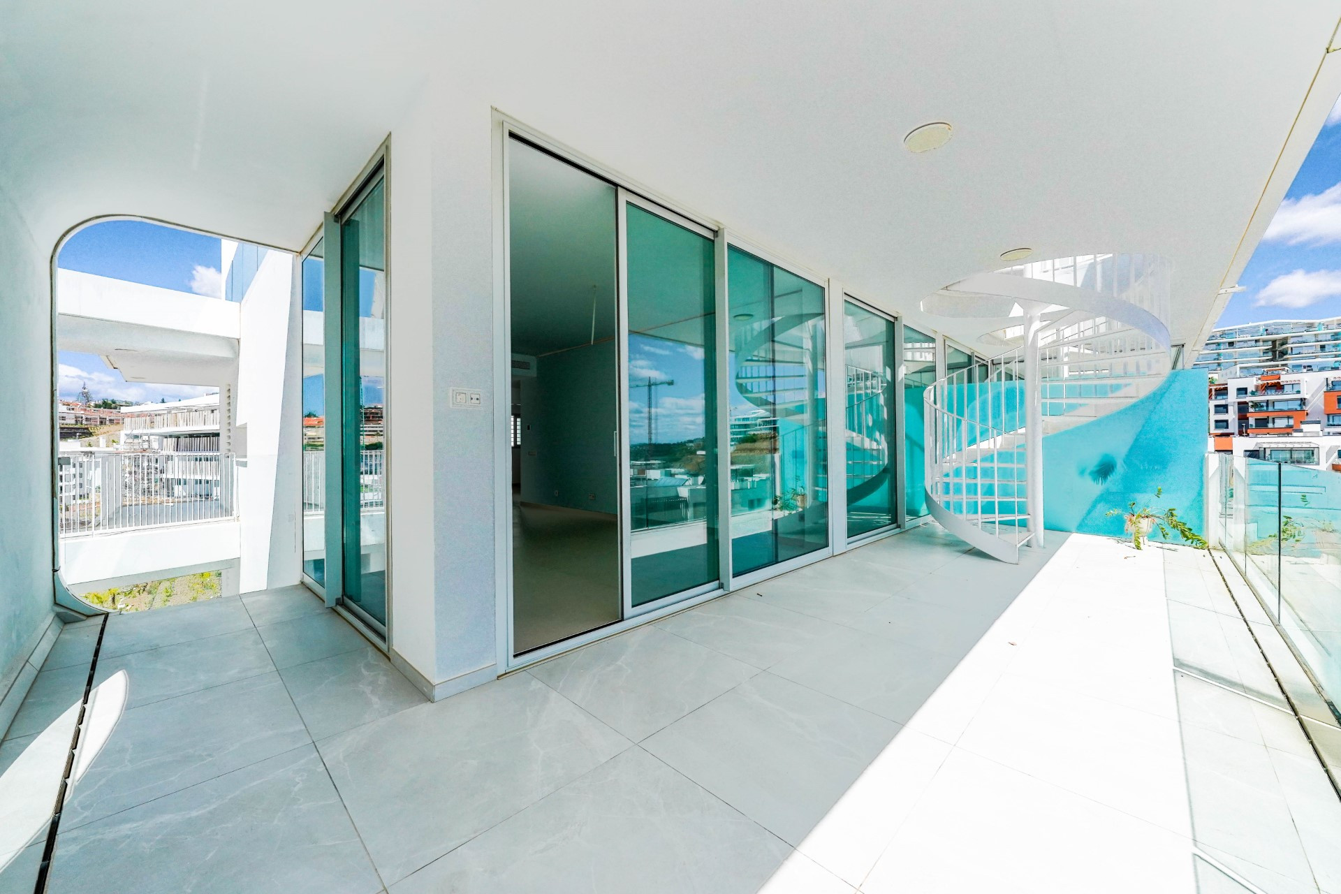 Penthouse in El Higuerón with a large private terrace and sea views.