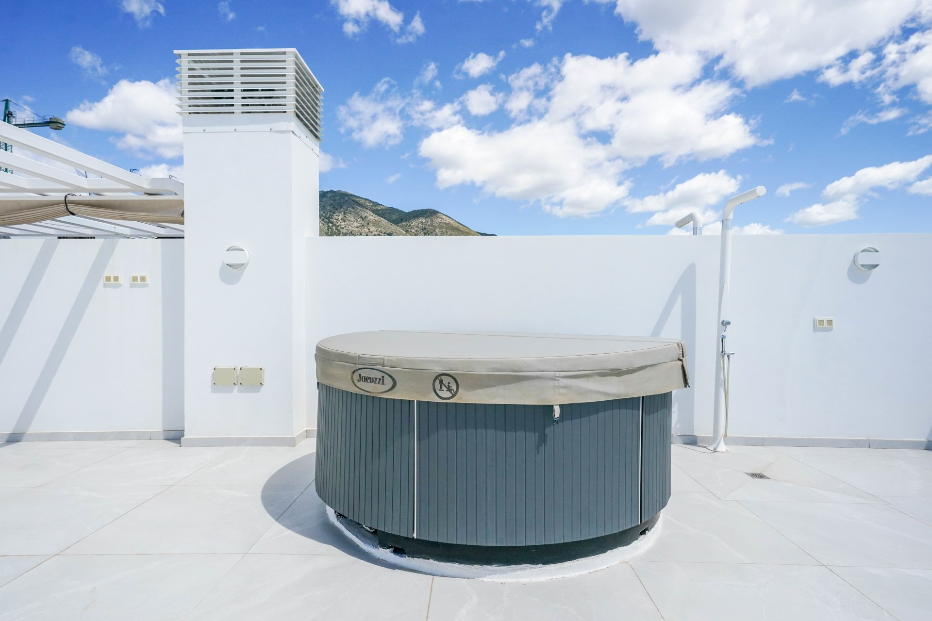 Penthouse in El Higuerón with a large private terrace and sea views.