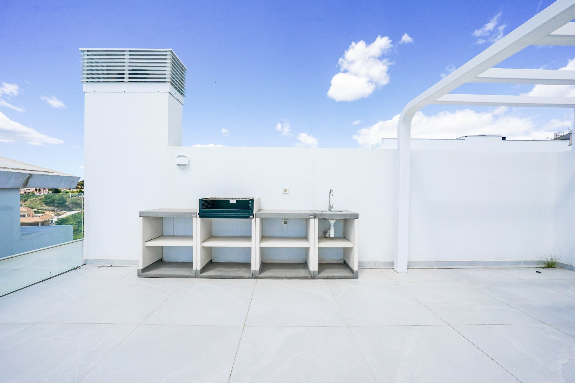Penthouse in El Higuerón with a large private terrace and sea views.