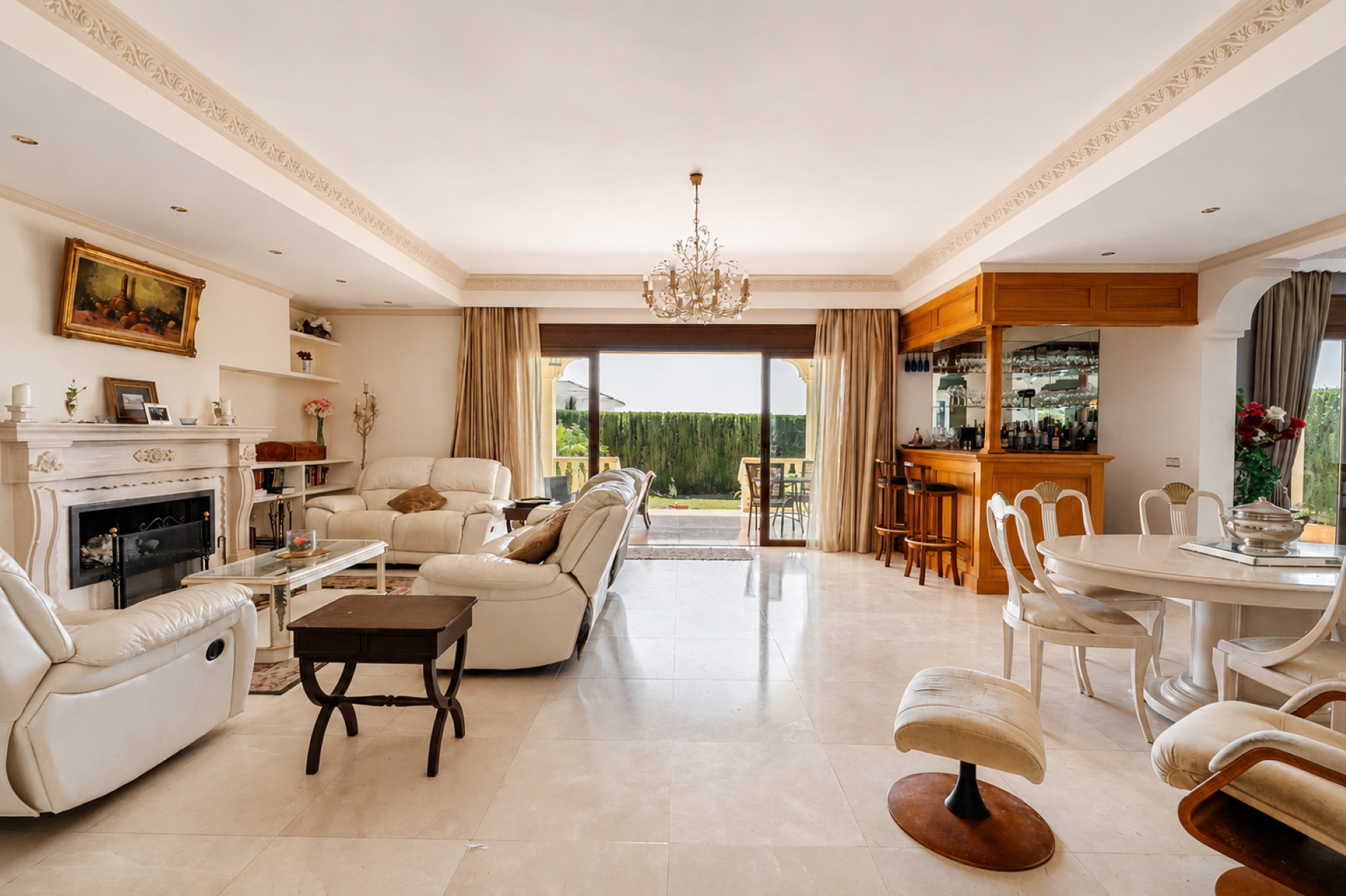 Spacious 5 bedroom villa with renovation potential in La Quinta