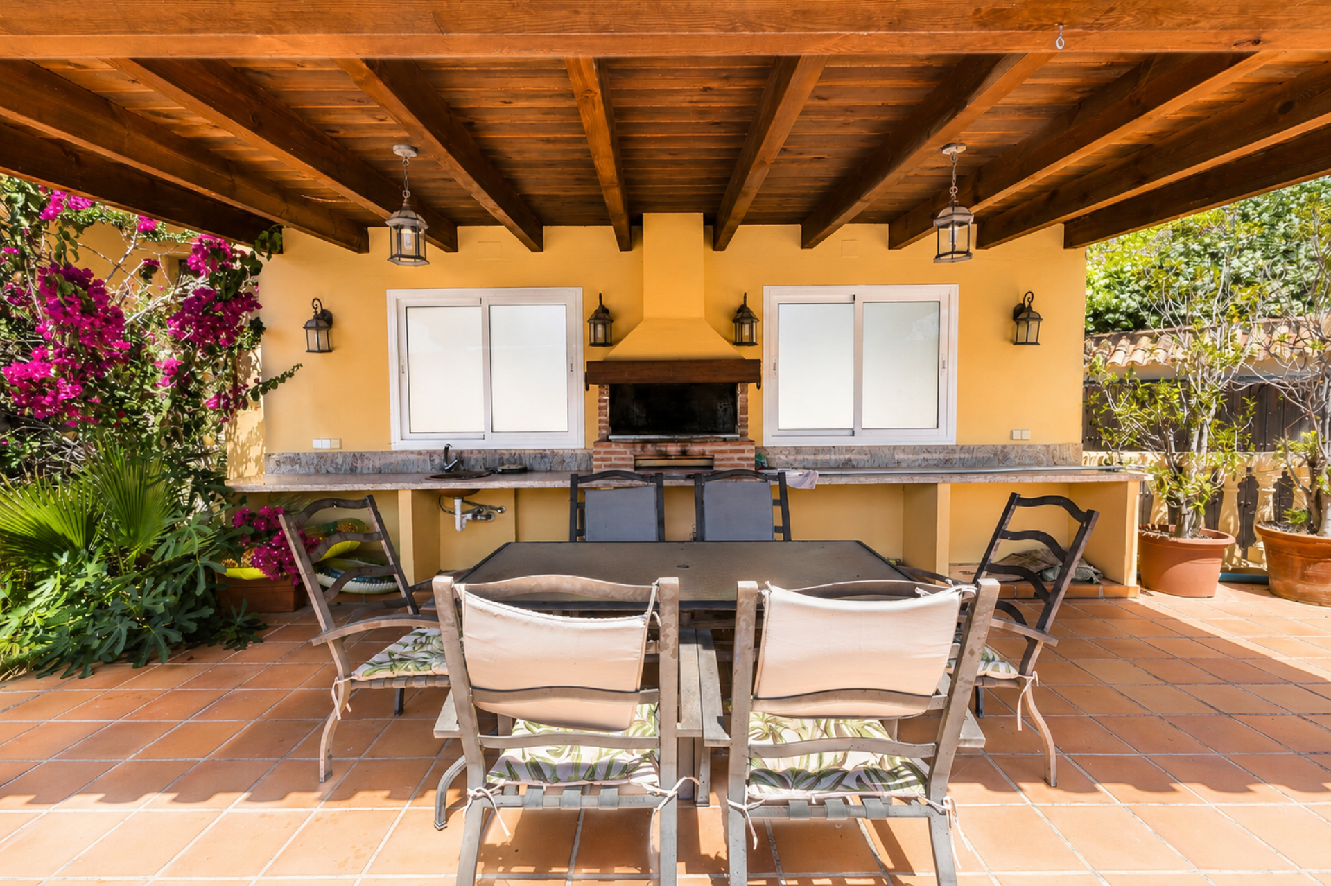 Spacious 5 bedroom villa with renovation potential in La Quinta