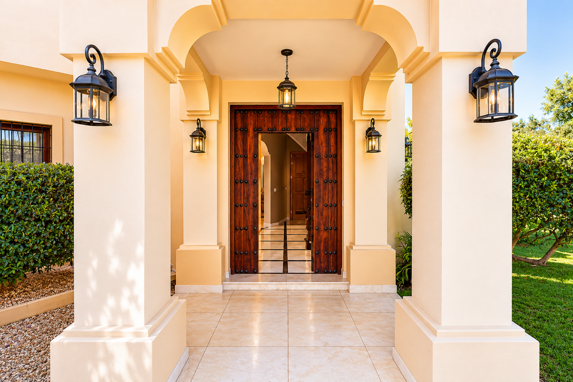 Spacious 5 bedroom villa with renovation potential in La Quinta