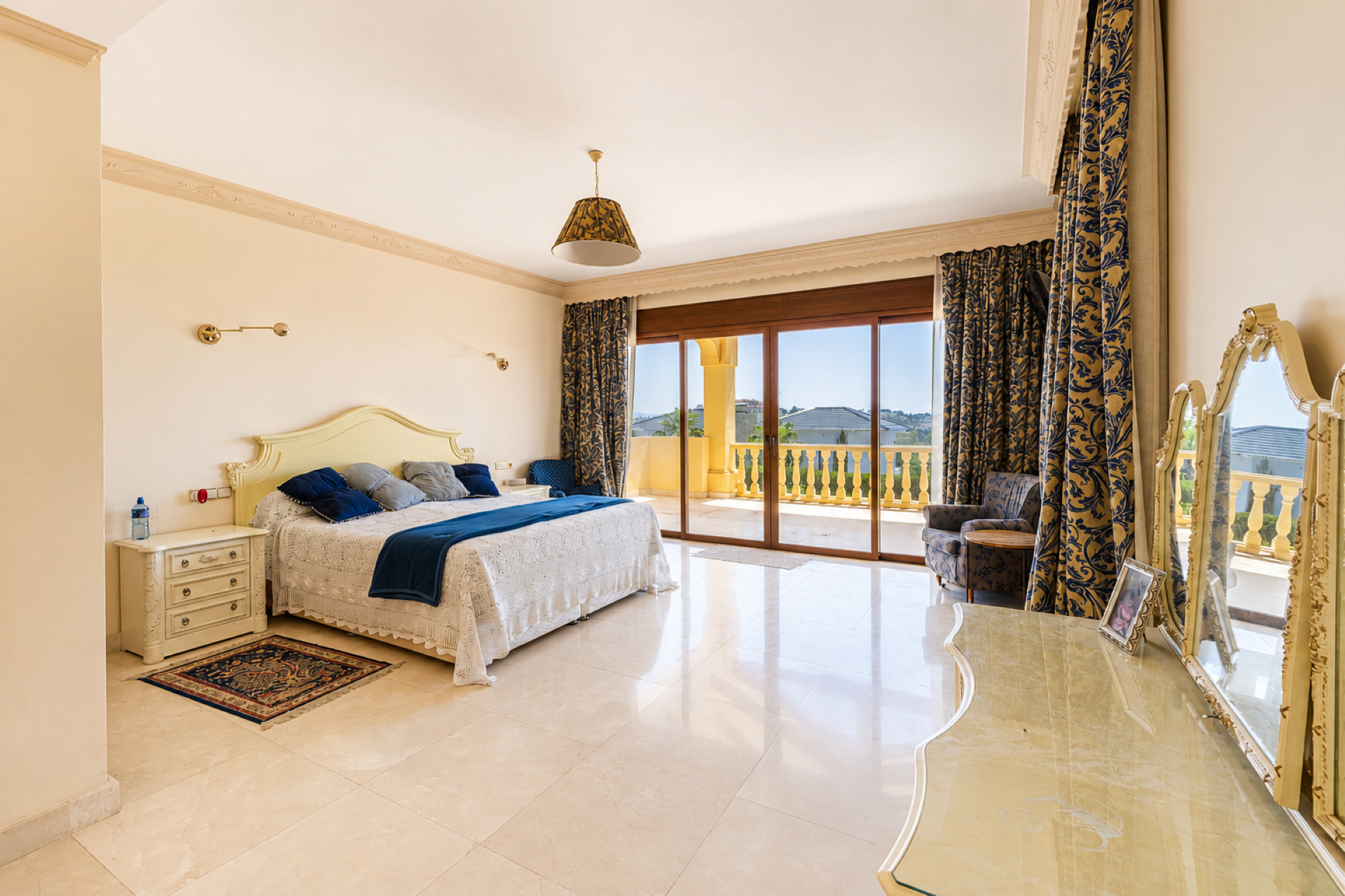 Spacious 5 bedroom villa with renovation potential in La Quinta