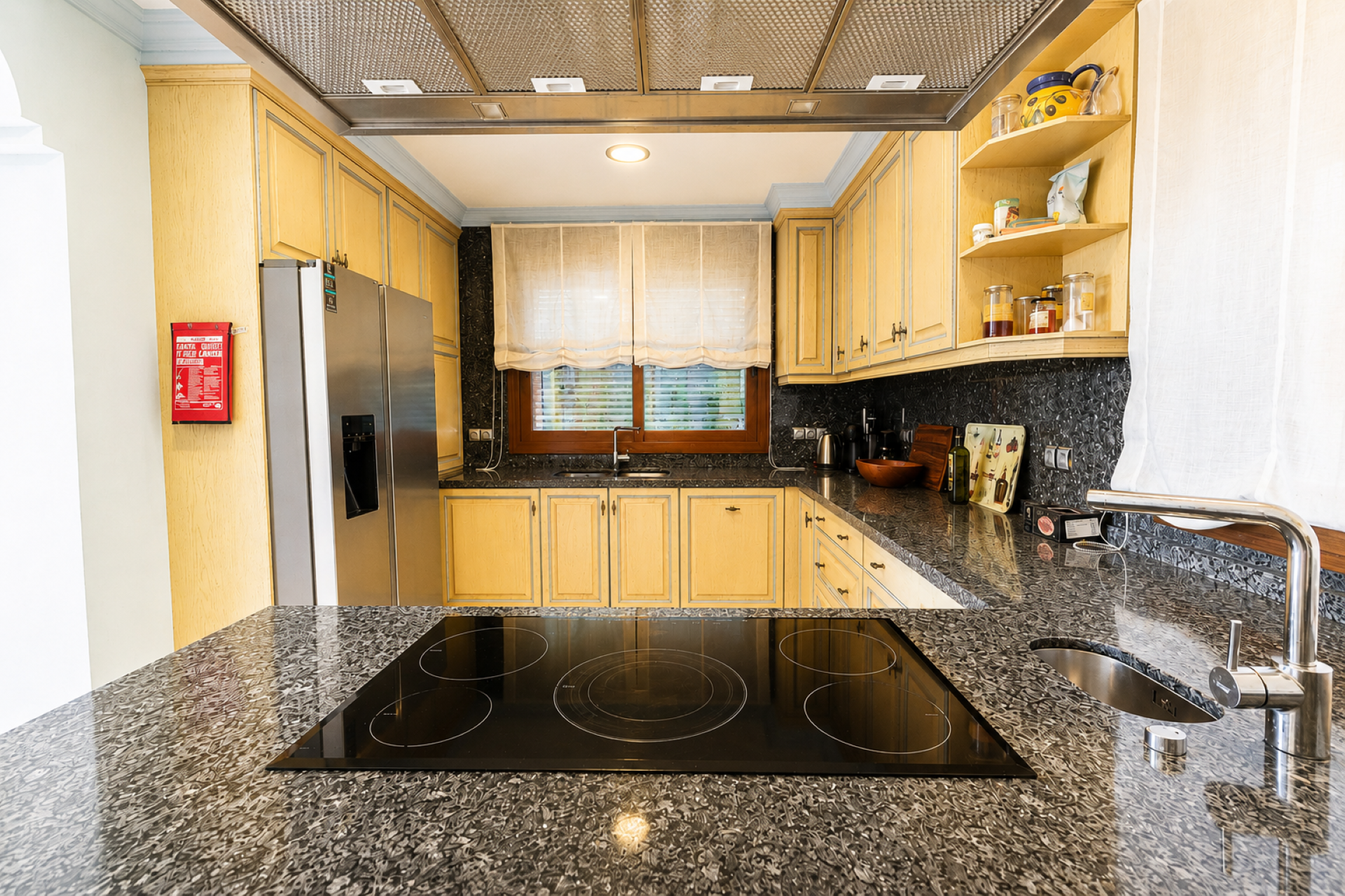 Spacious 5 bedroom villa with renovation potential in La Quinta