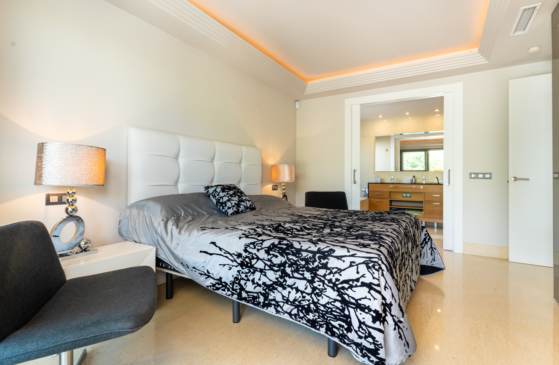 Spacious 3 bedroom luxury ground floor apartment in Los Arrayanes Golf
