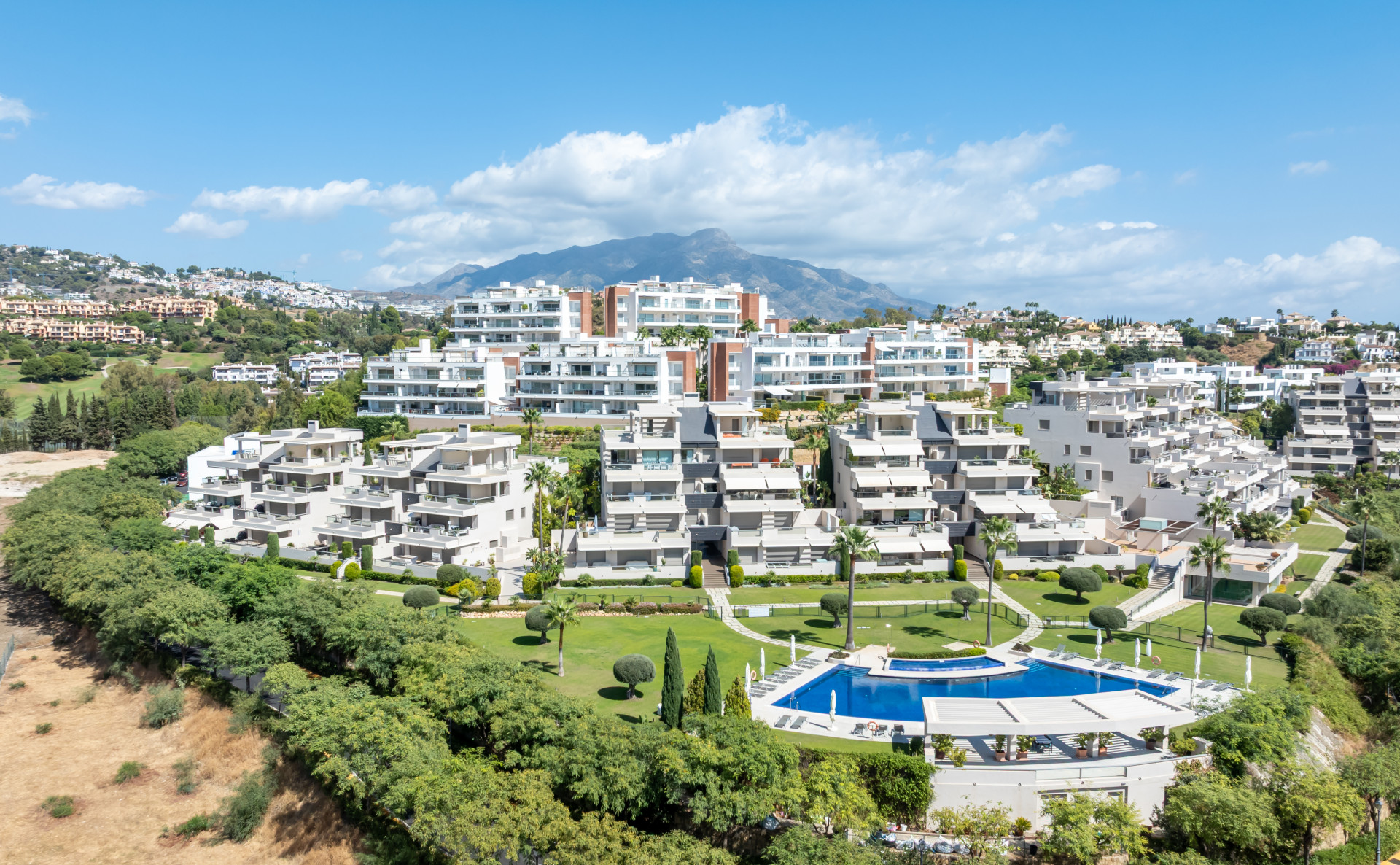 Spacious 3 bedroom luxury ground floor apartment in Los Arrayanes Golf