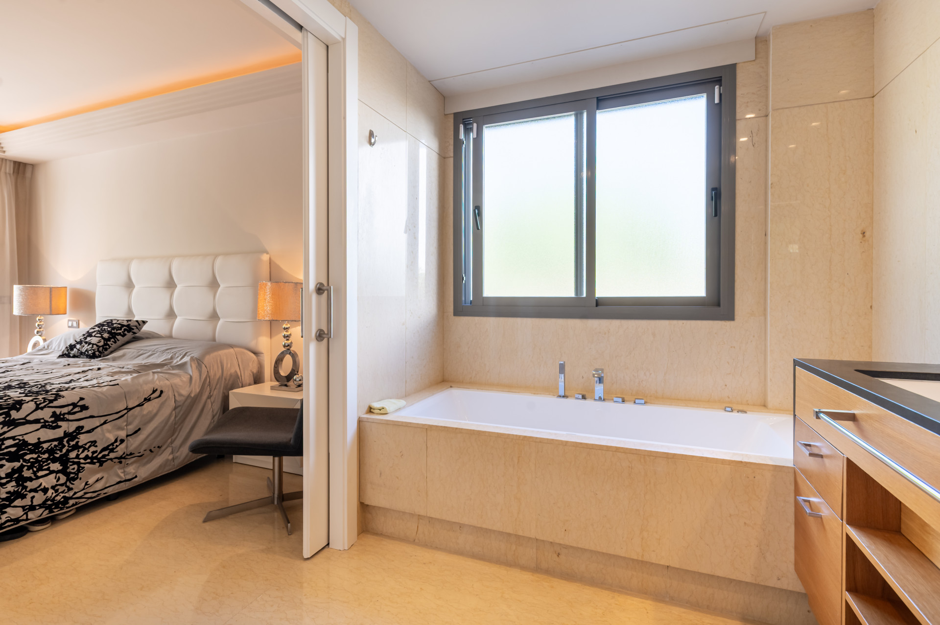 Spacious 3 bedroom luxury ground floor apartment in Los Arrayanes Golf