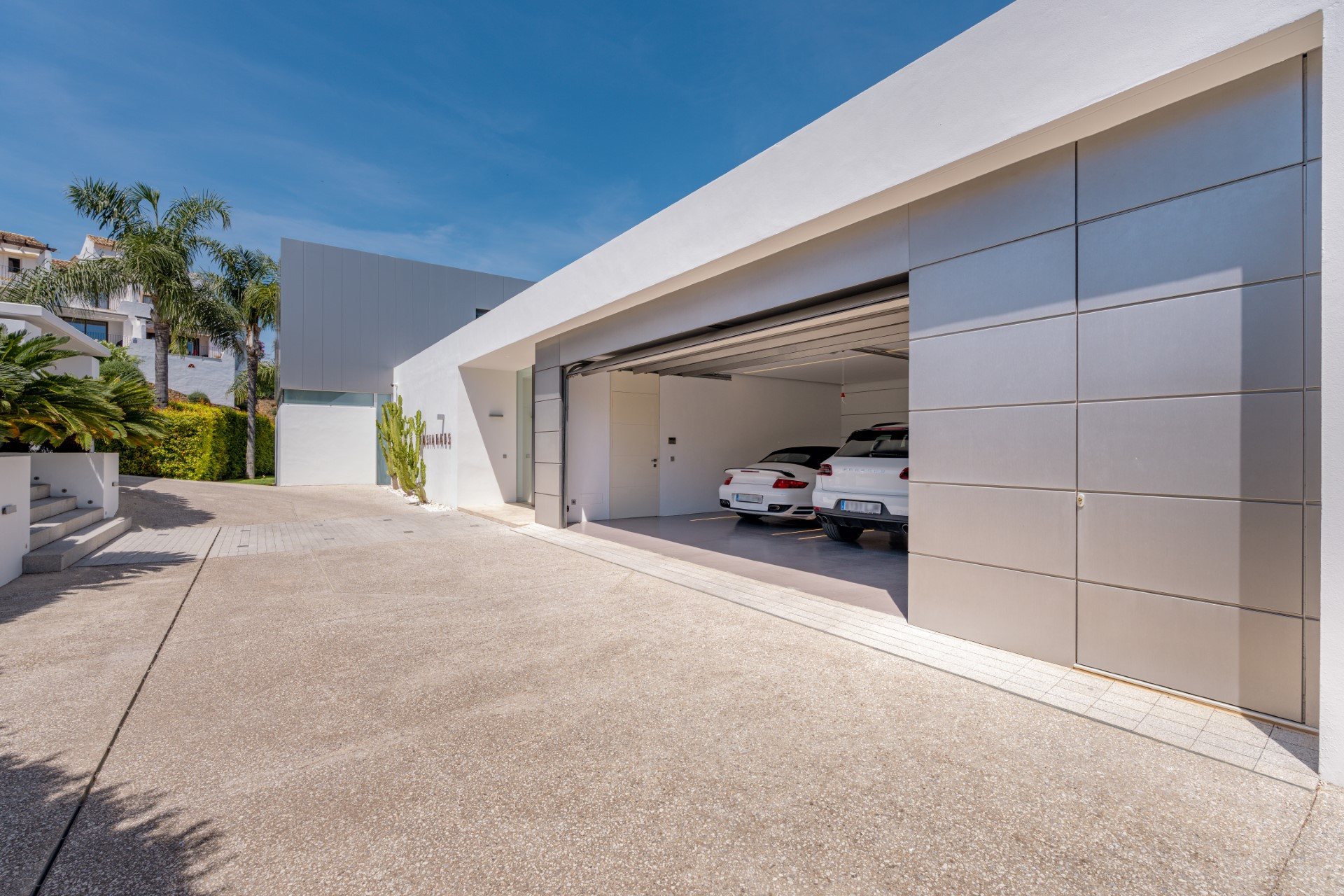 Striking contemporary villa with heated infinity pool in Los Arqueros Golf