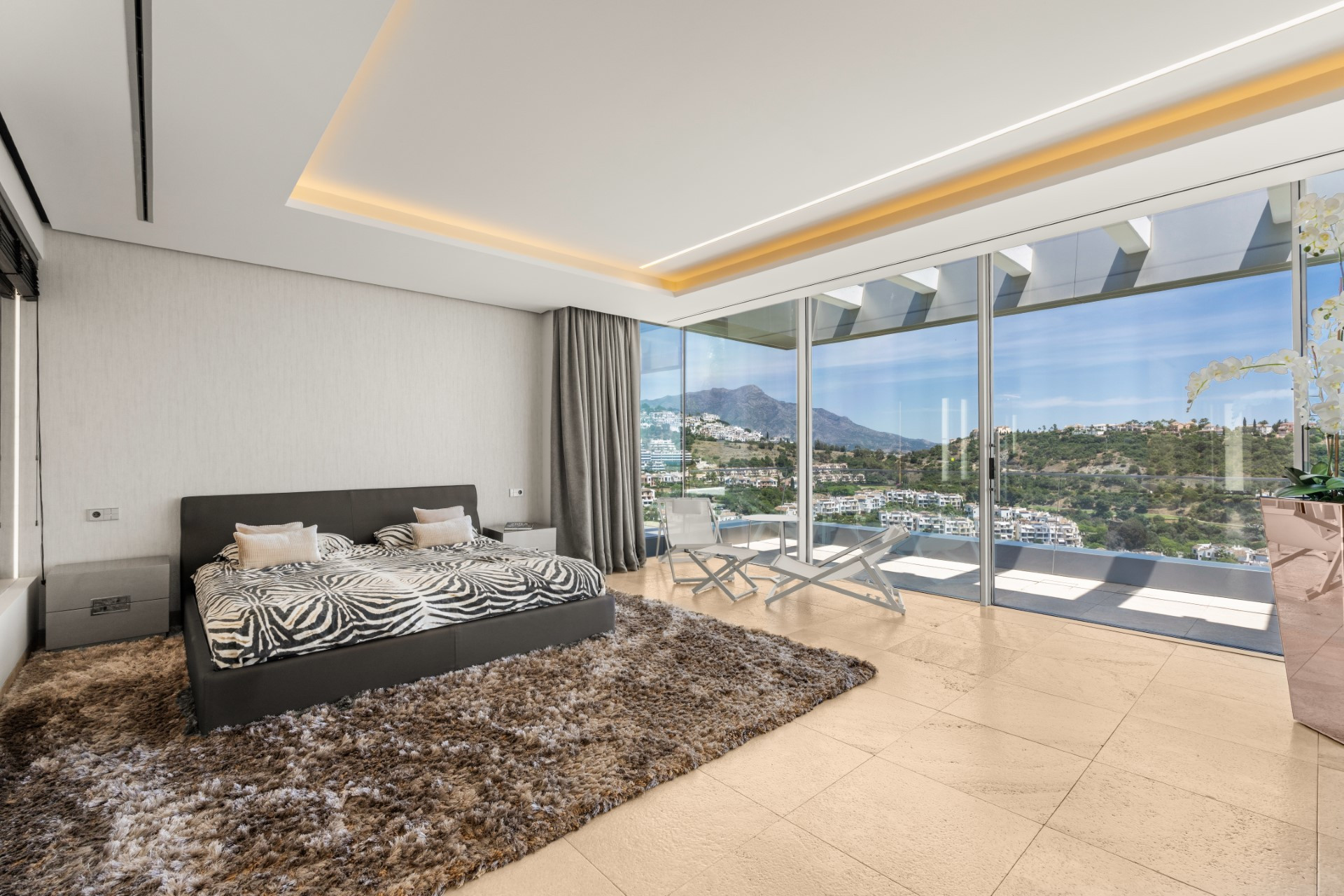 Striking contemporary villa with heated infinity pool in Los Arqueros Golf