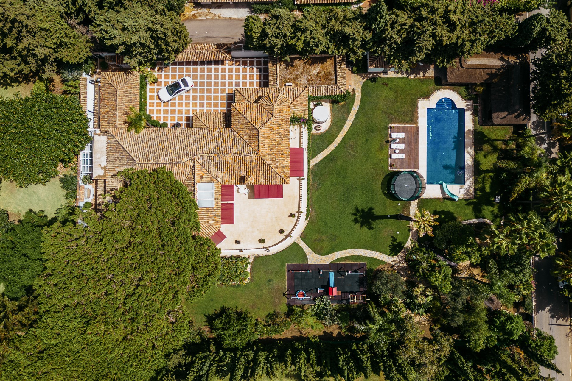 Amplia villa mediterránea con excepcional potencial de reforma en Rocío de Nagüeles, Milla de Oro de Marbella