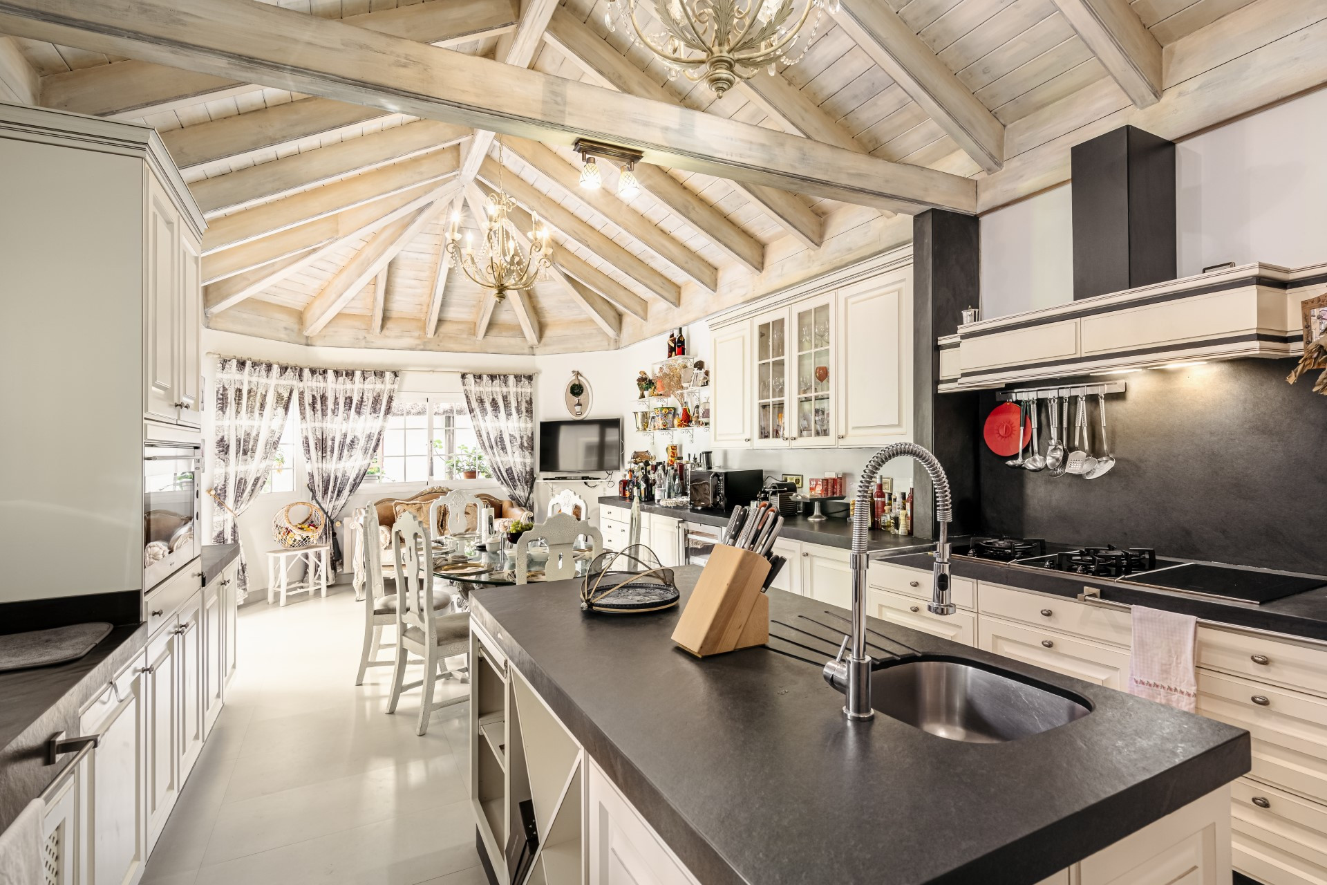 Amplia villa mediterránea con excepcional potencial de reforma en Rocío de Nagüeles, Milla de Oro de Marbella