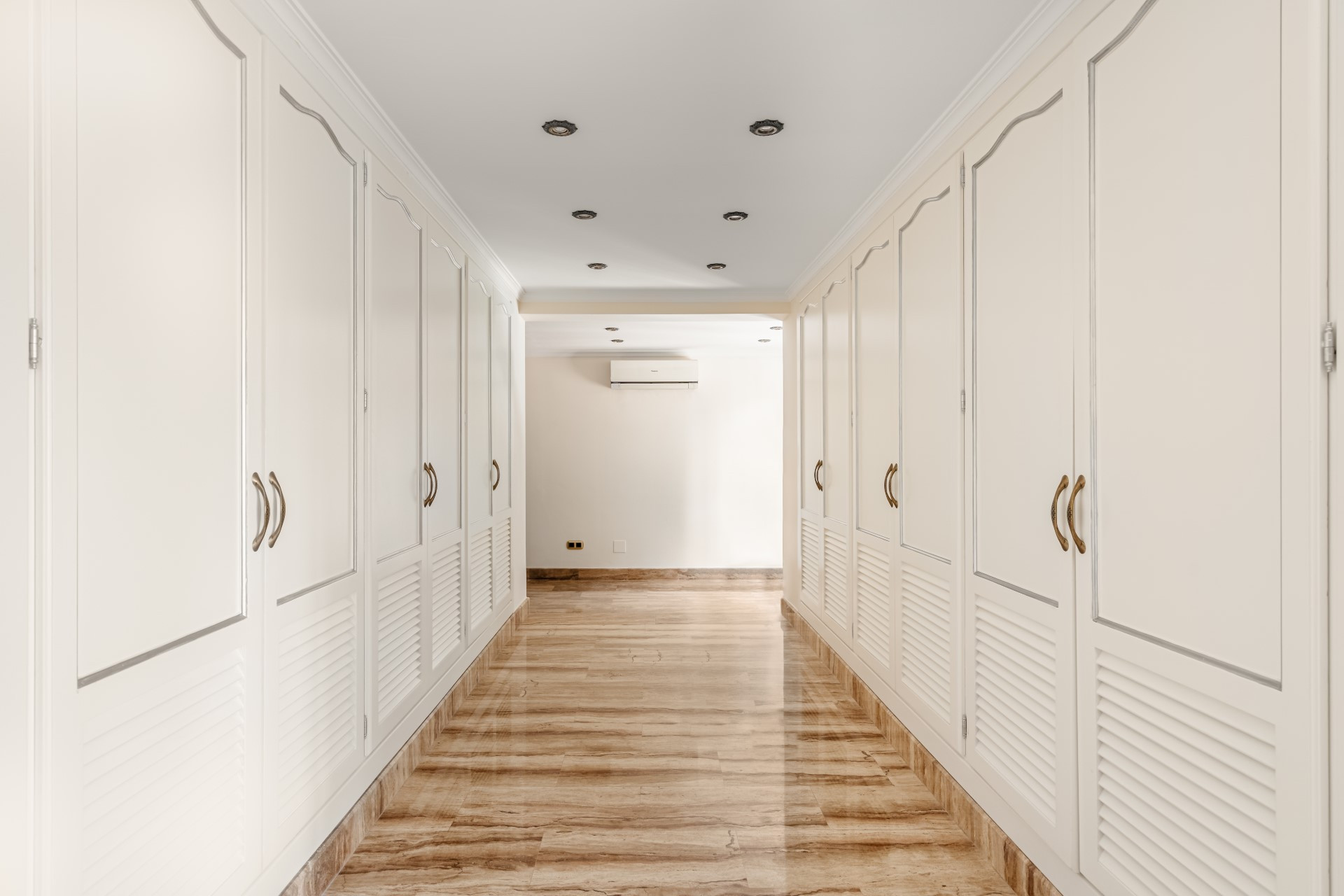 Amplia villa mediterránea con excepcional potencial de reforma en Rocío de Nagüeles, Milla de Oro de Marbella
