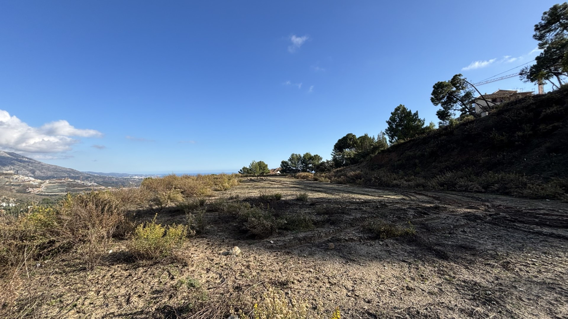 Plot with a south east facing villa project in La Zagaleta with sea views