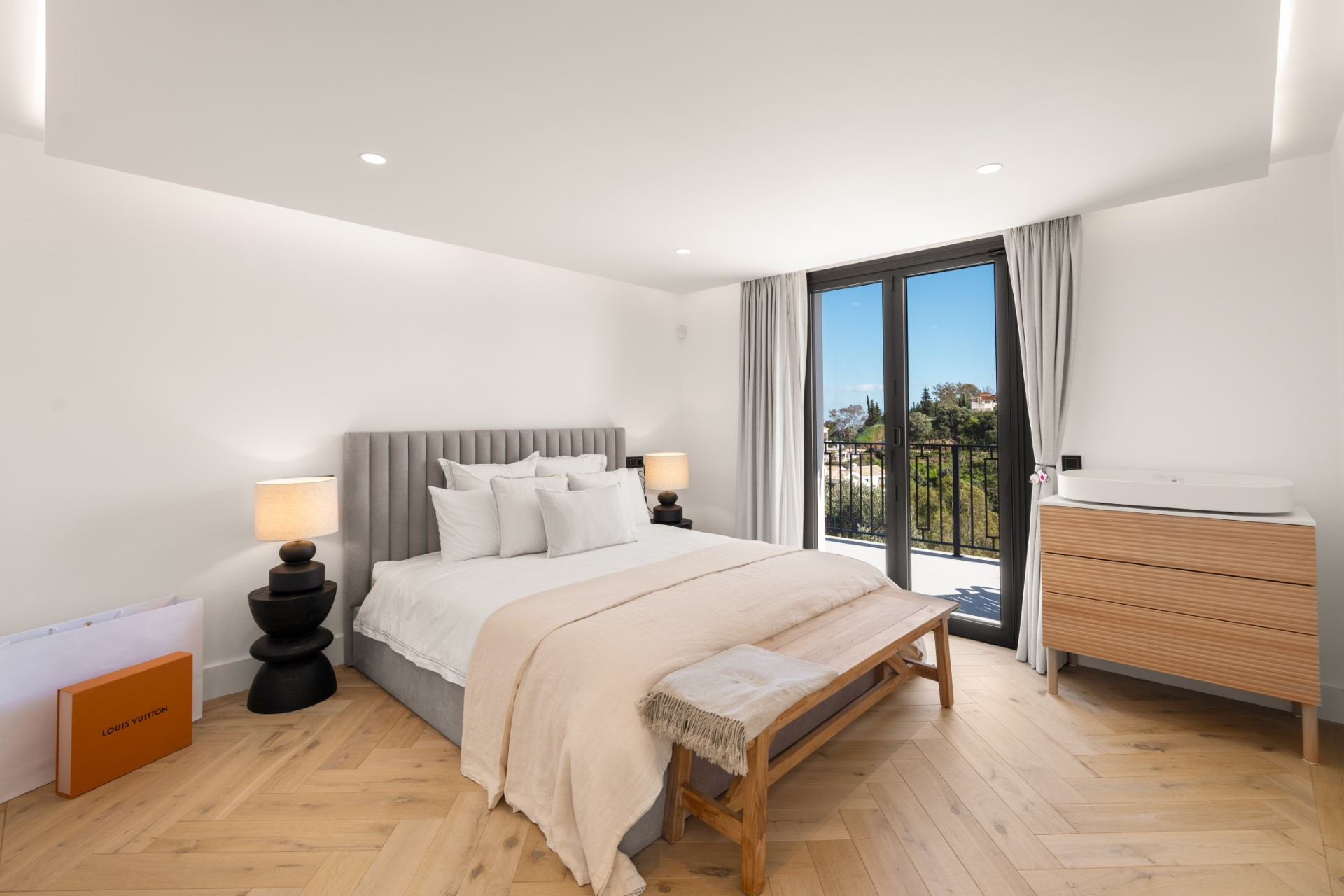 Recently renovated 5 bedroom villa in Monte Halcones with sea views