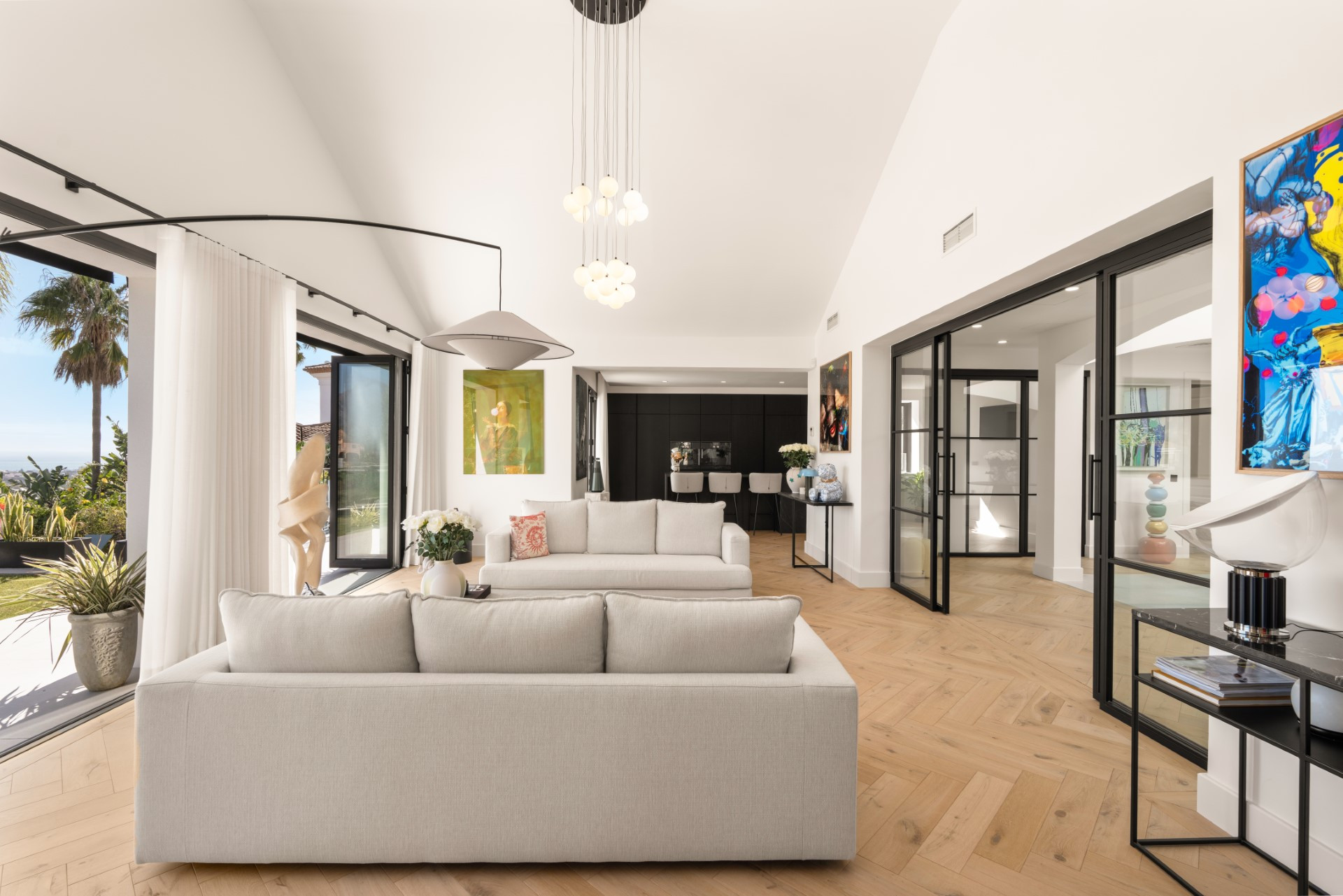 Recently renovated 5 bedroom villa in Monte Halcones with sea views