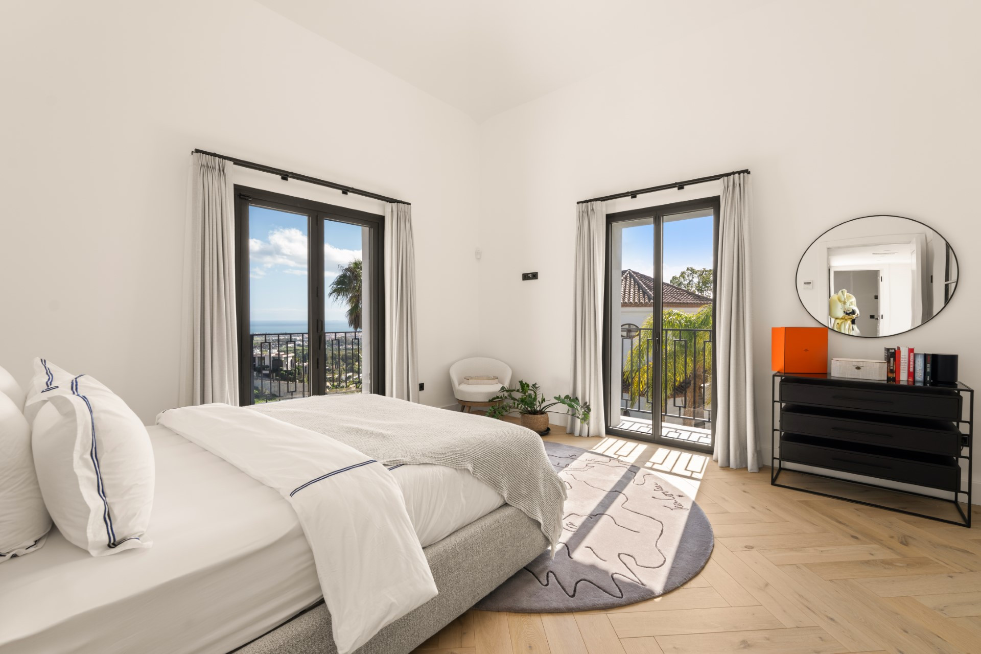 Recently renovated 5 bedroom villa in Monte Halcones with sea views