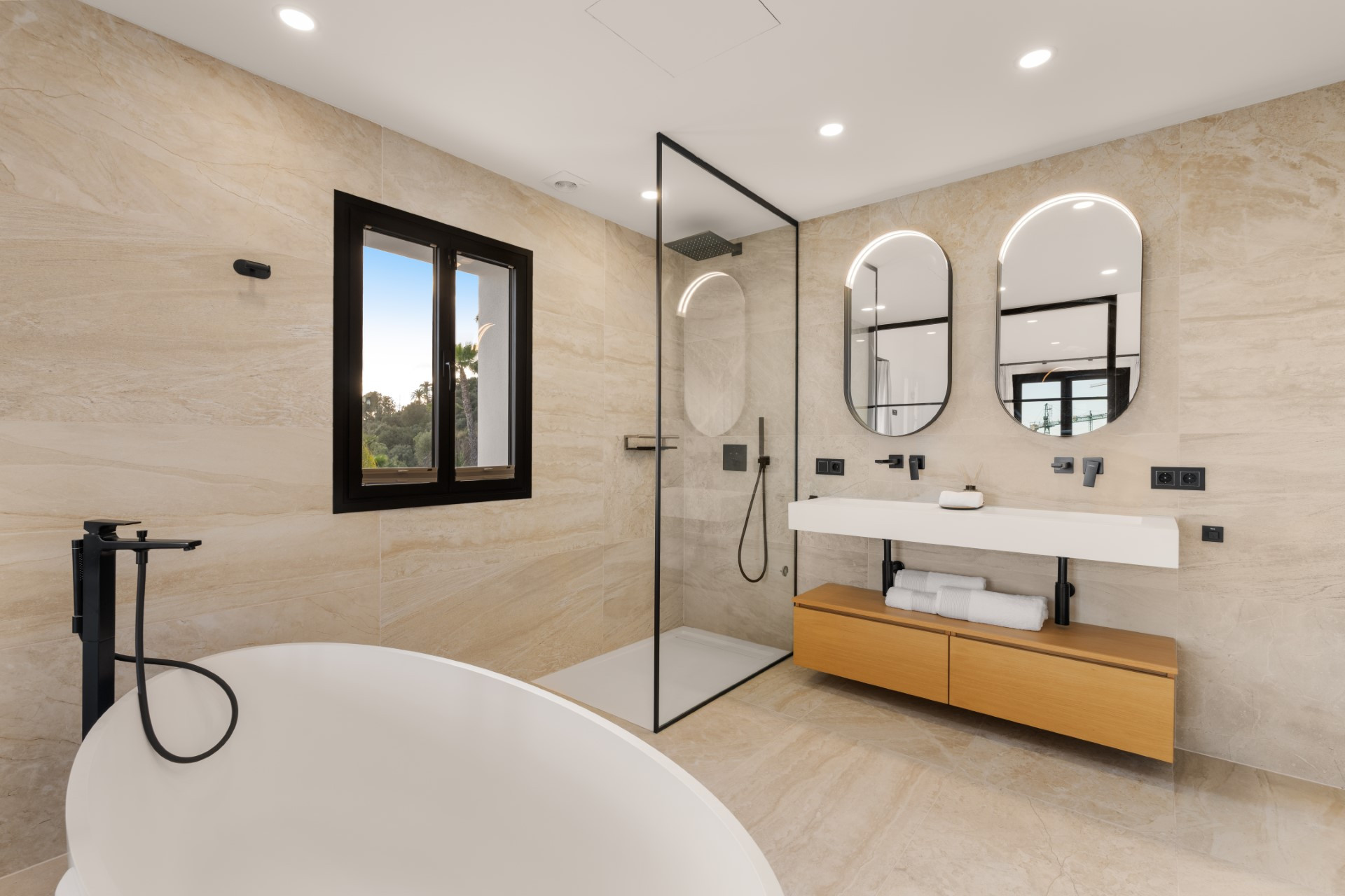 Recently renovated 5 bedroom villa in Monte Halcones with sea views