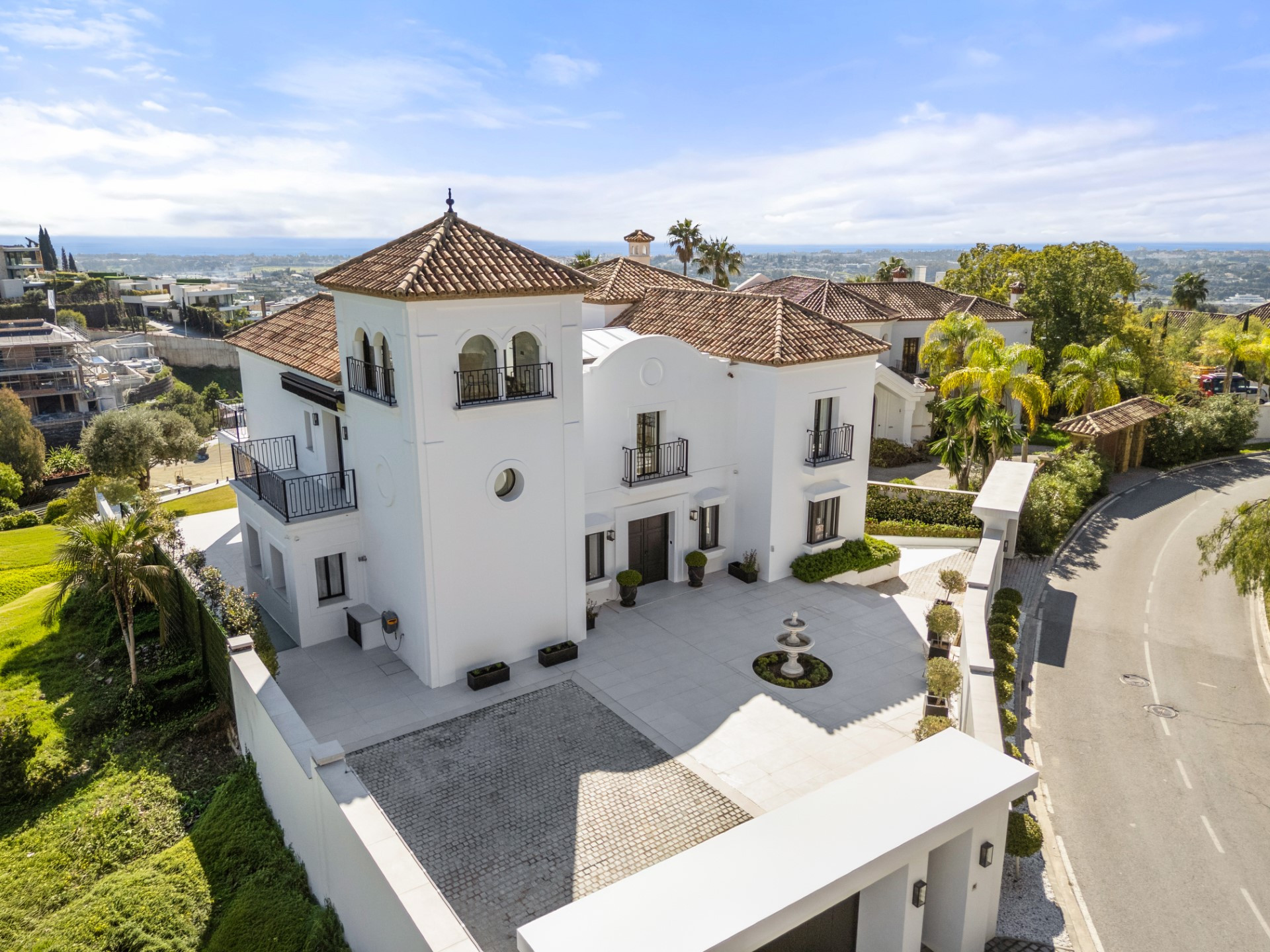 Recently renovated 5 bedroom villa in Monte Halcones with sea views