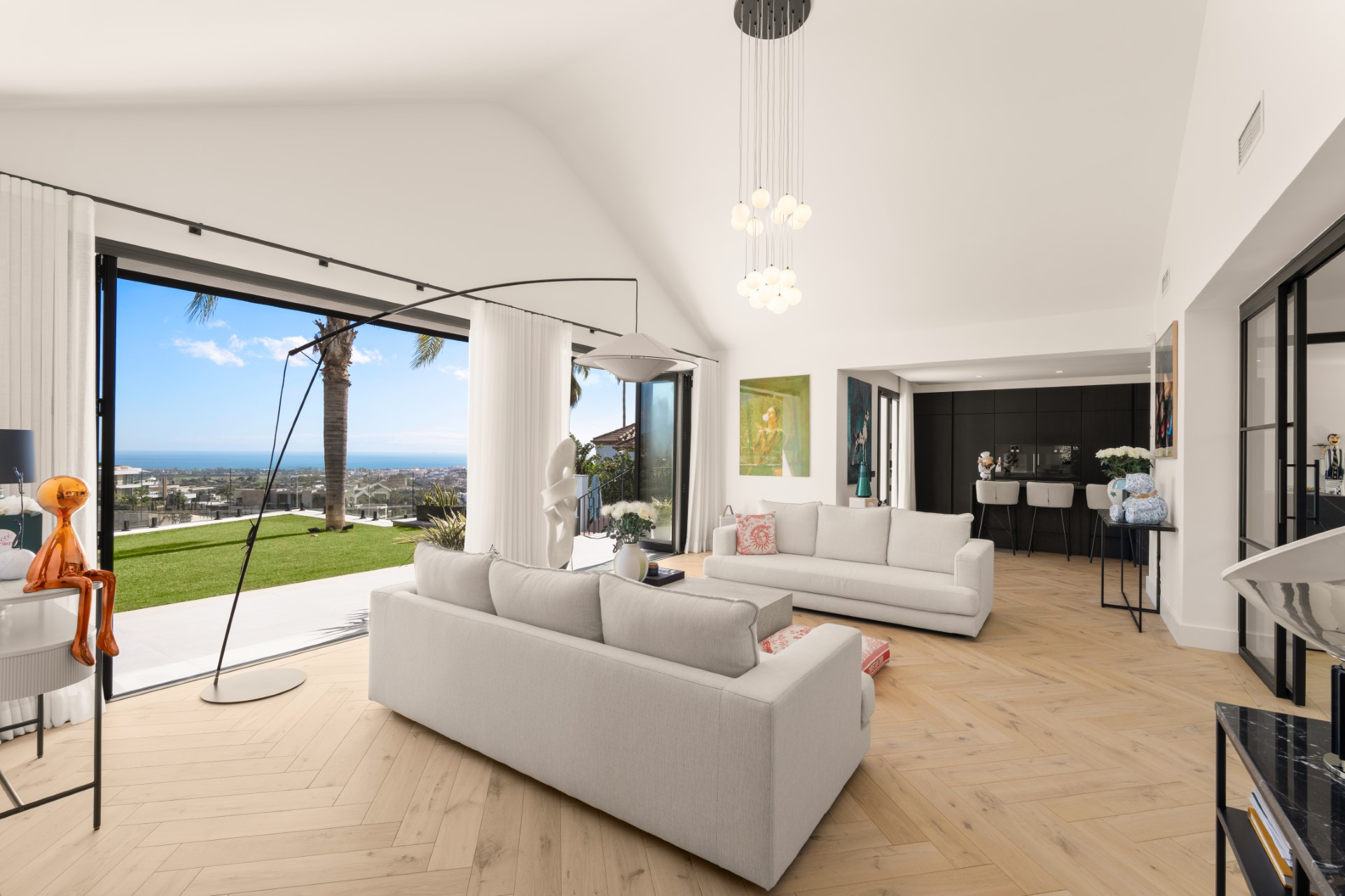 Recently renovated 5 bedroom villa in Monte Halcones with sea views
