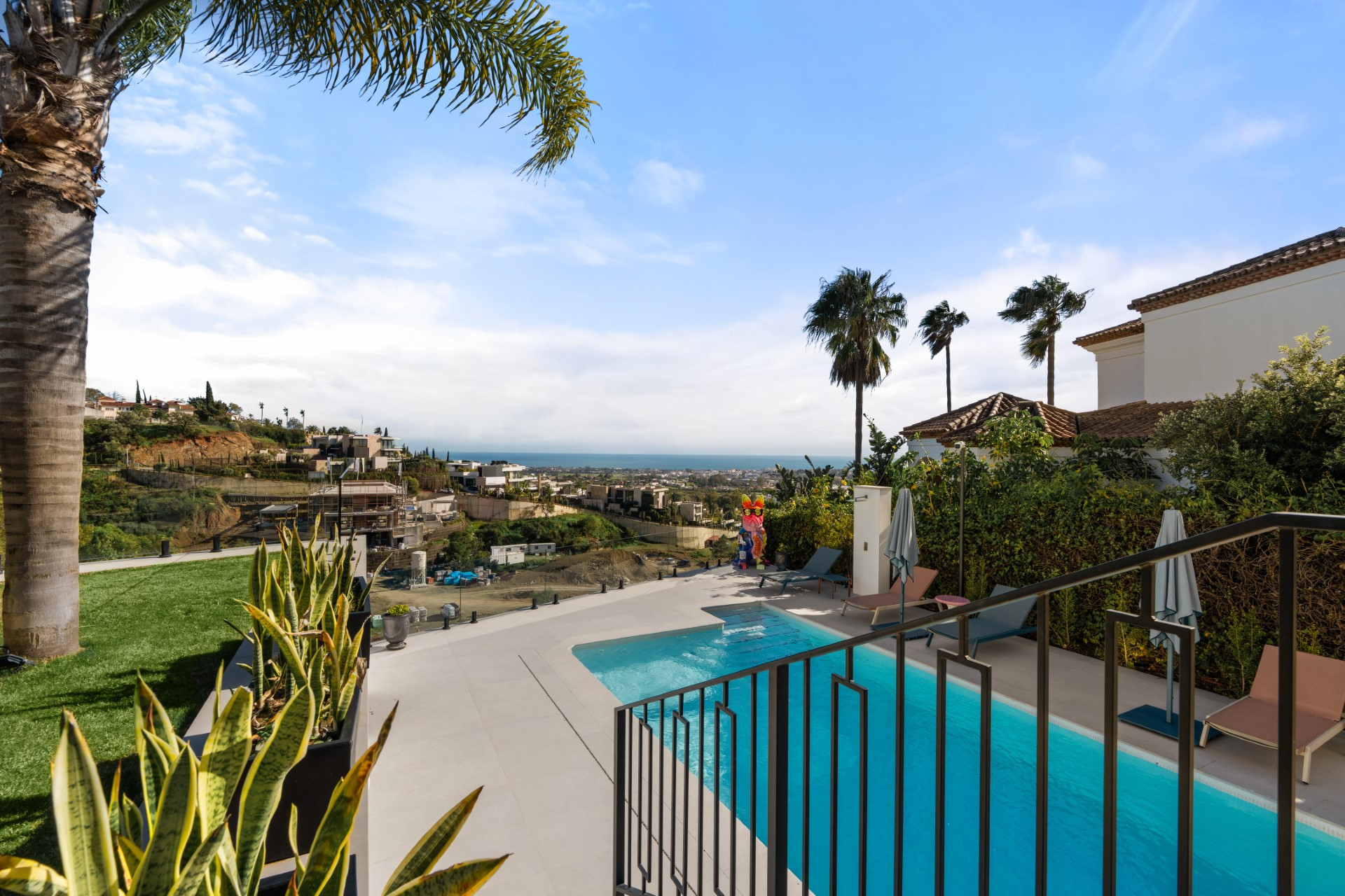 Recently renovated 5 bedroom villa in Monte Halcones with sea views