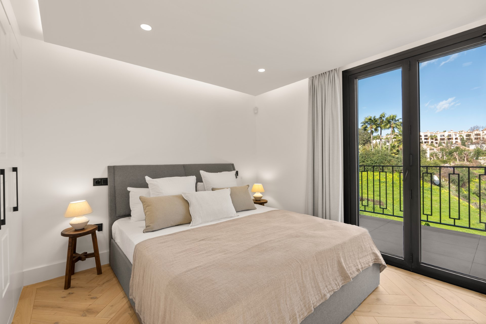 Recently renovated 5 bedroom villa in Monte Halcones with sea views