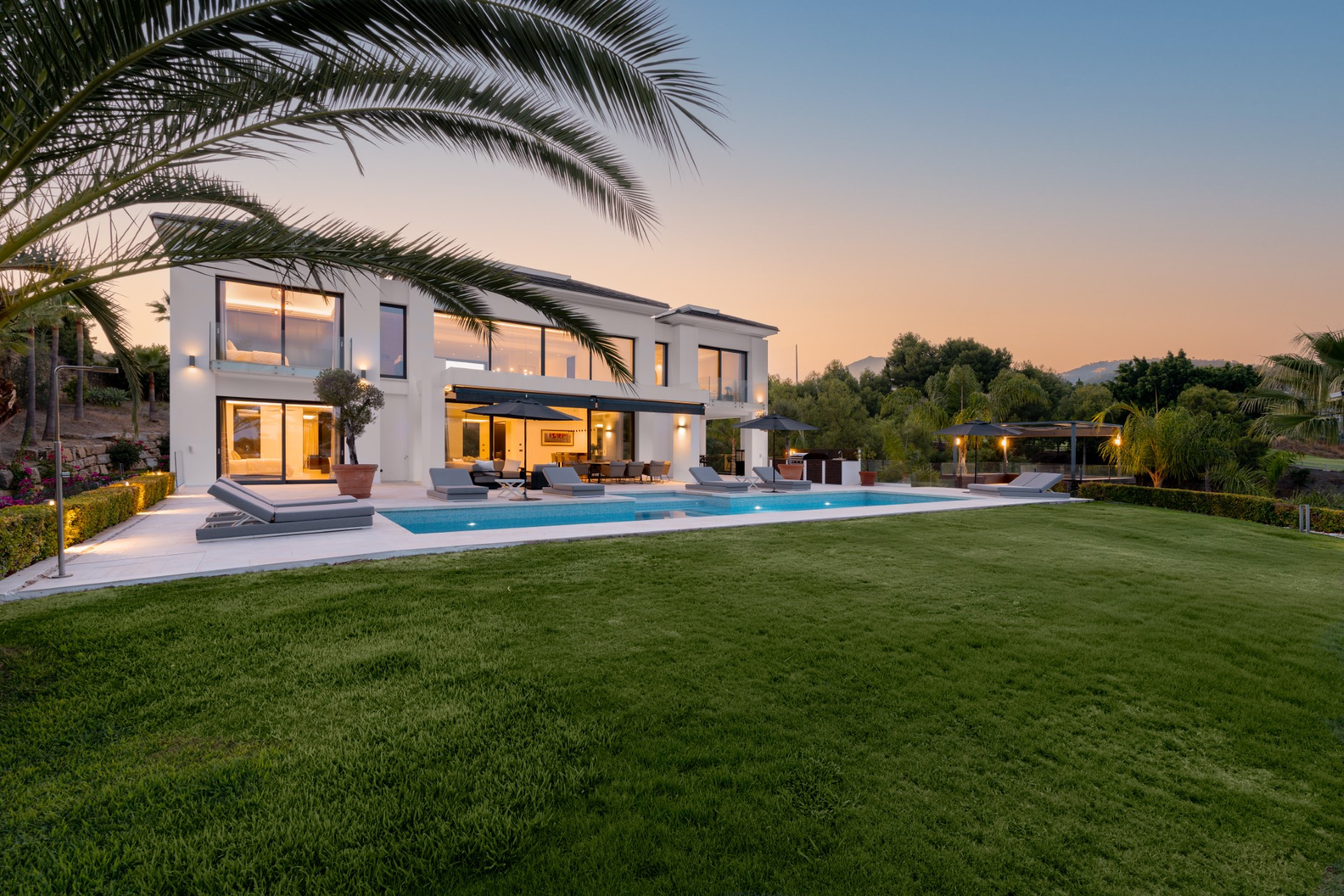 Excepcional villa contemporánea de 6 dormitorios con piscina climatizada y spa en Los Almendros, Benahavís