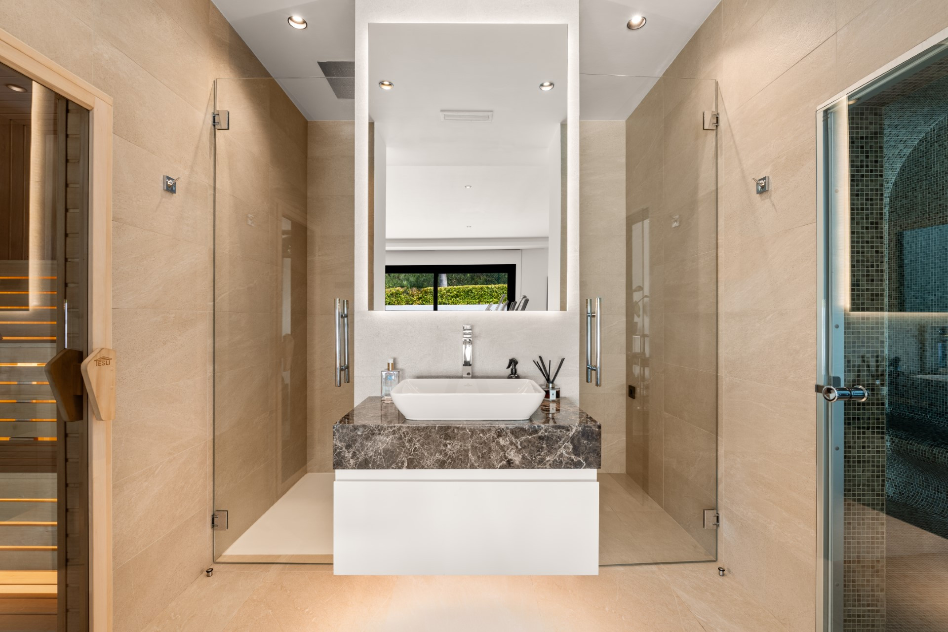 Excepcional villa contemporánea de 6 dormitorios con piscina climatizada y spa en Los Almendros, Benahavís