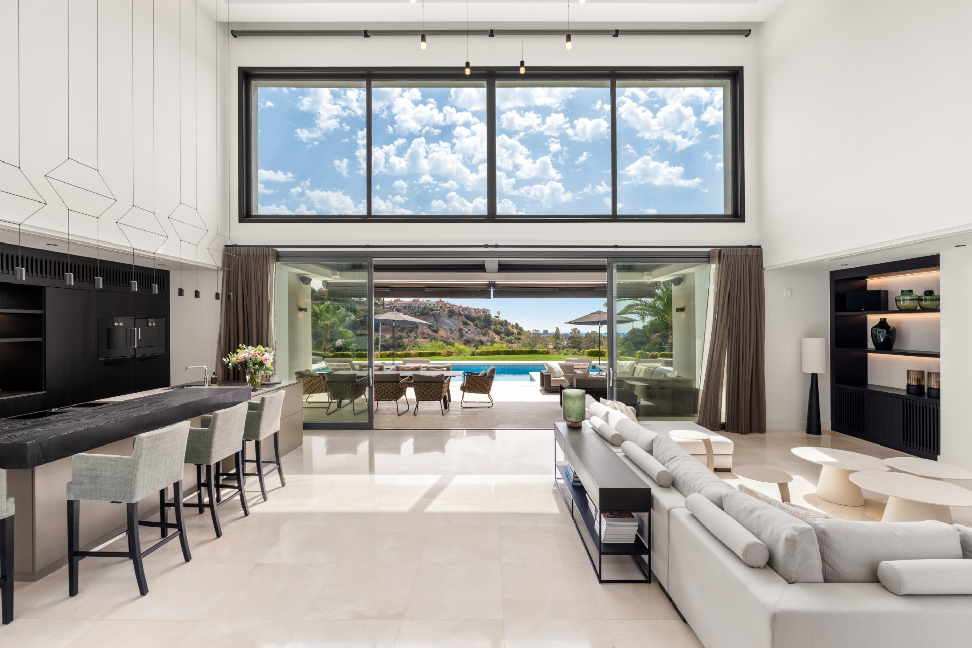 Excepcional villa contemporánea de 6 dormitorios con piscina climatizada y spa en Los Almendros, Benahavís