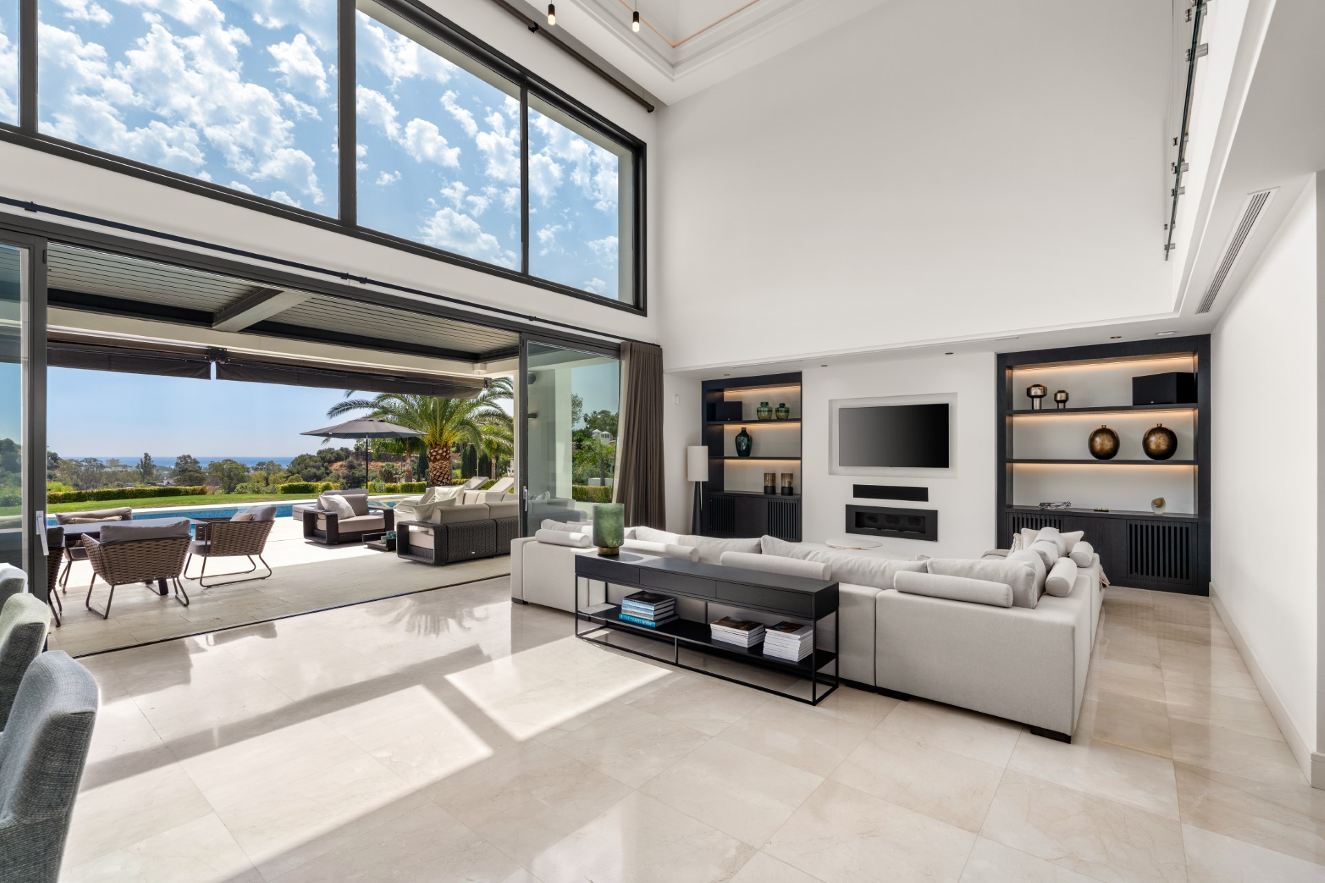 Excepcional villa contemporánea de 6 dormitorios con piscina climatizada y spa en Los Almendros, Benahavís