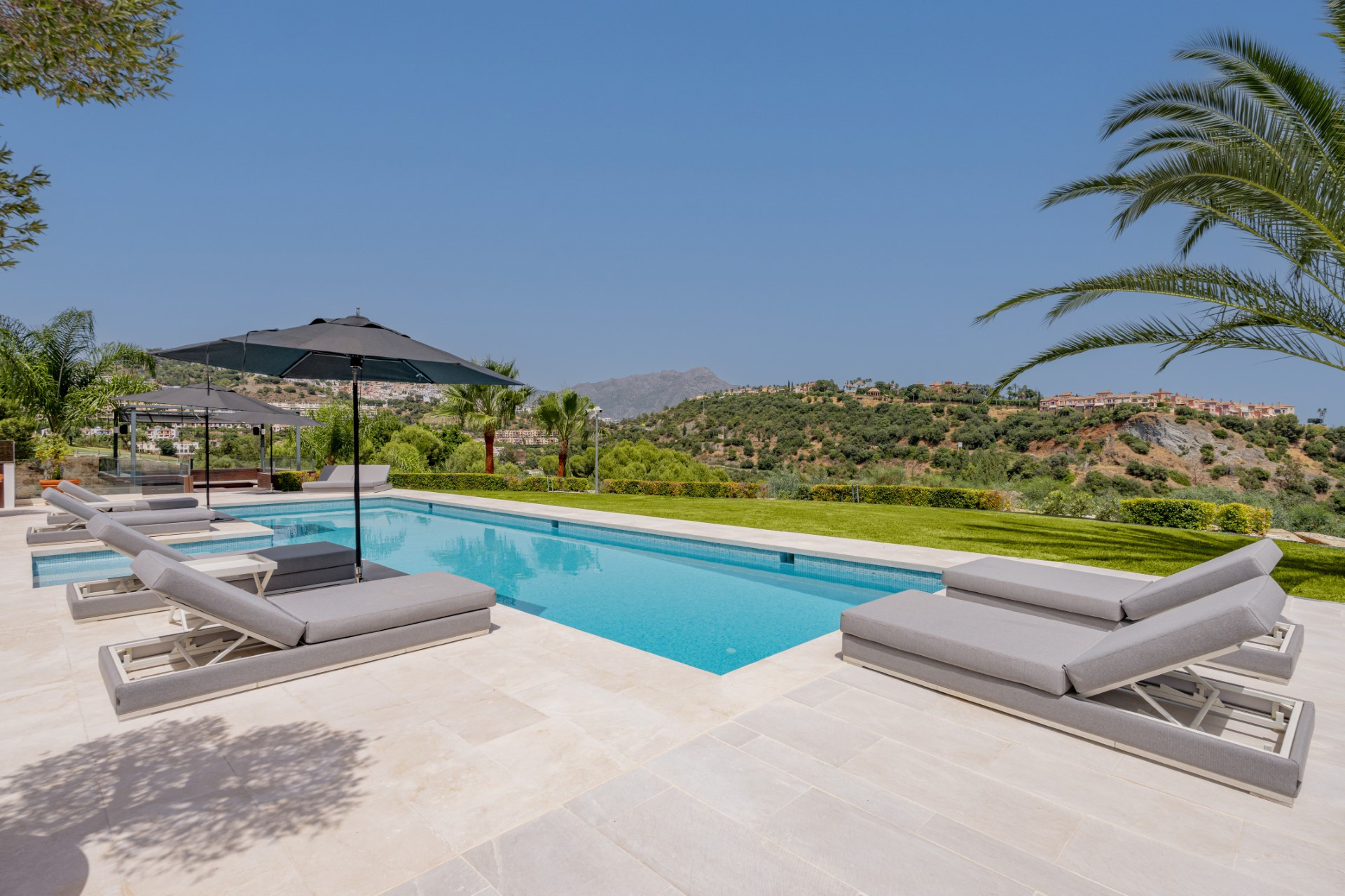 Excepcional villa contemporánea de 6 dormitorios con piscina climatizada y spa en Los Almendros, Benahavís
