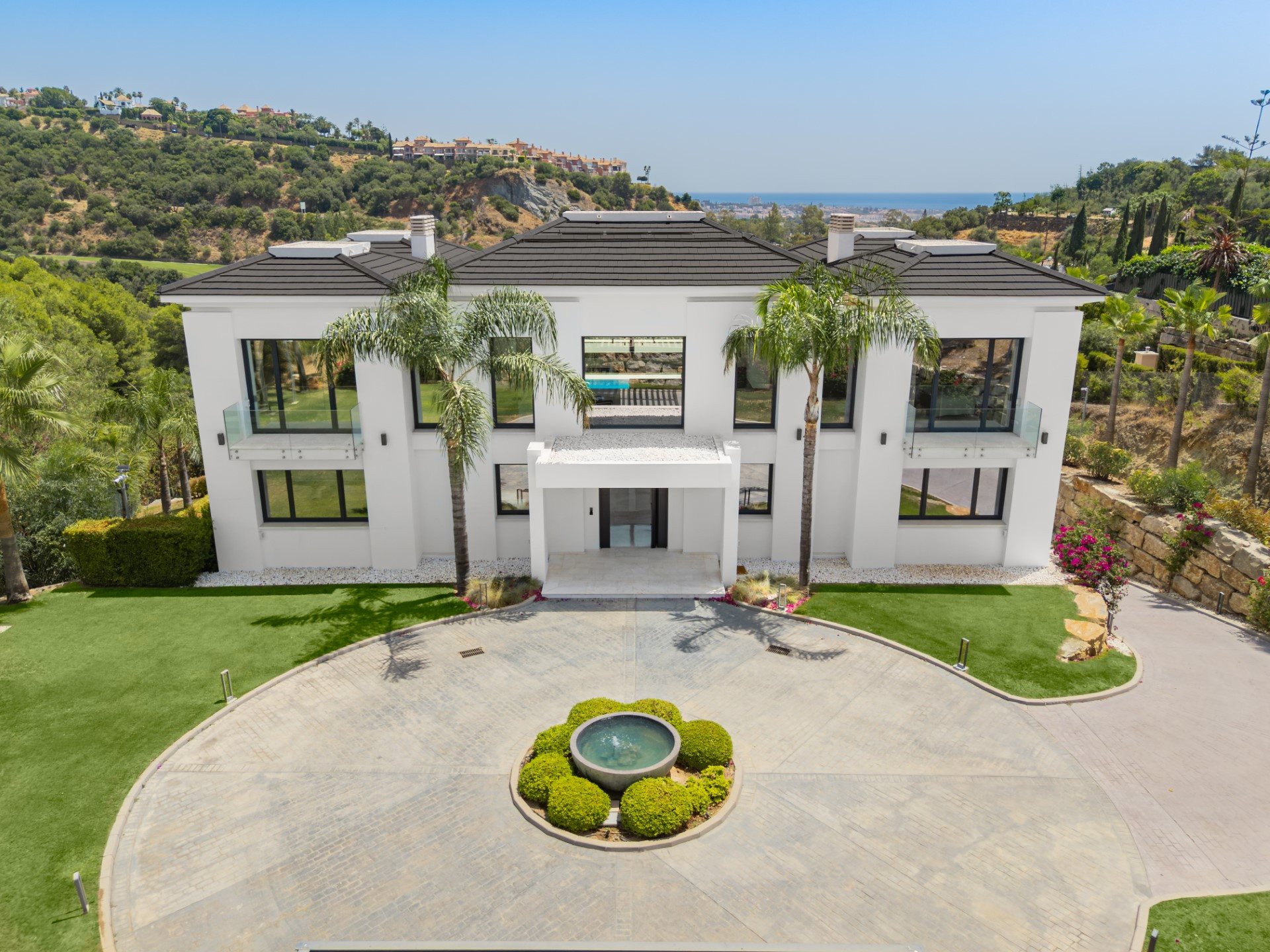 Excepcional villa contemporánea de 6 dormitorios con piscina climatizada y spa en Los Almendros, Benahavís