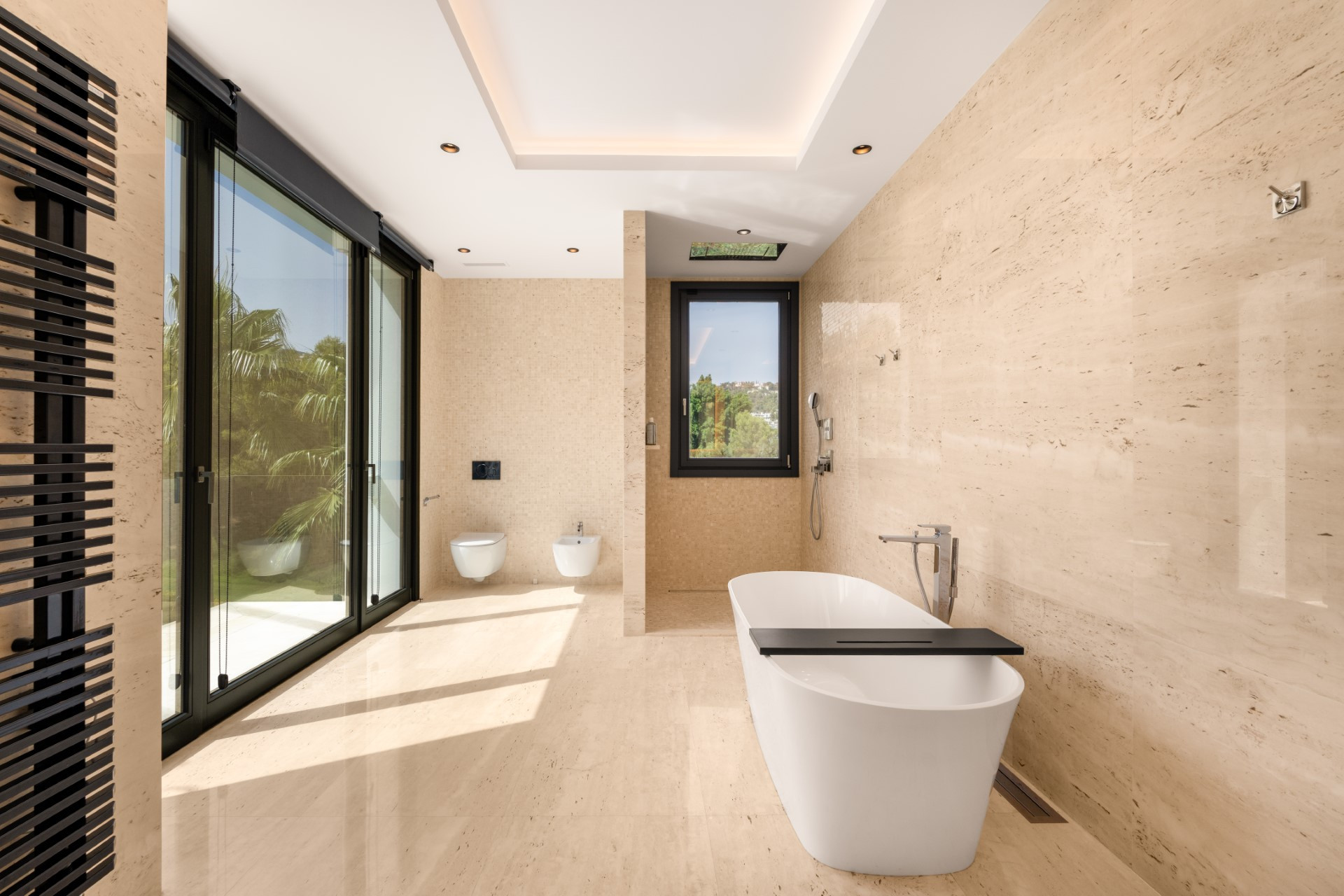 Excepcional villa contemporánea de 6 dormitorios con piscina climatizada y spa en Los Almendros, Benahavís