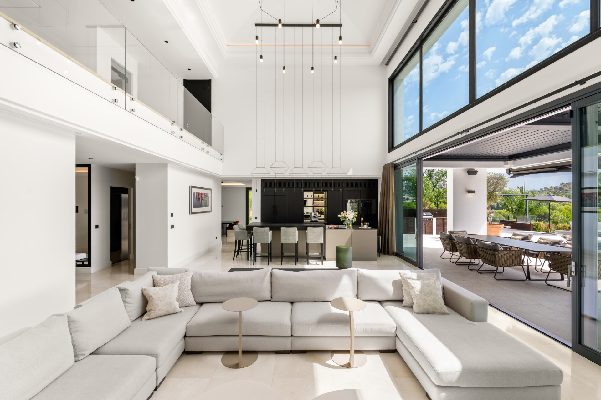 Excepcional villa contemporánea de 6 dormitorios con piscina climatizada y spa en Los Almendros, Benahavís