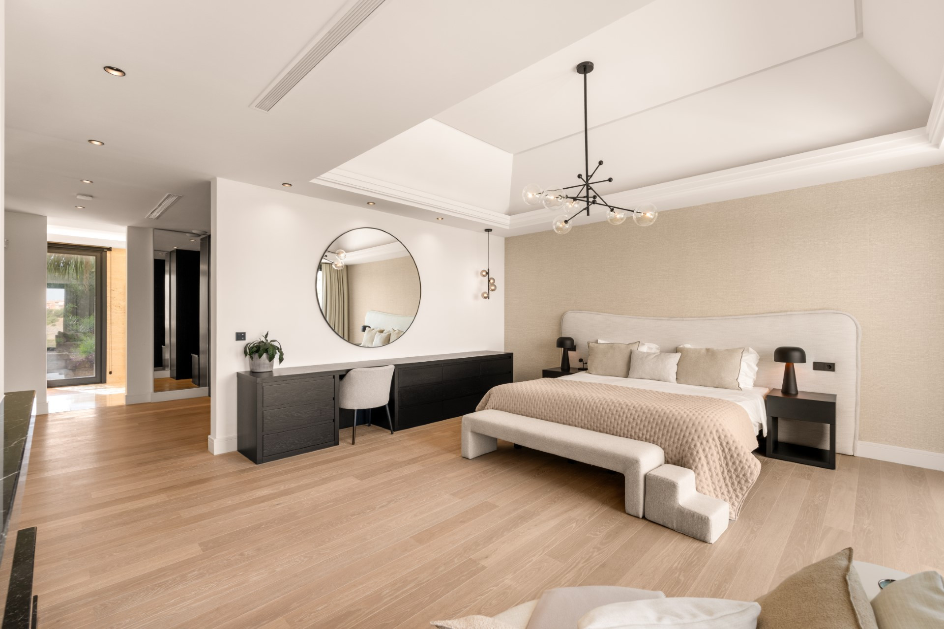 Excepcional villa contemporánea de 6 dormitorios con piscina climatizada y spa en Los Almendros, Benahavís